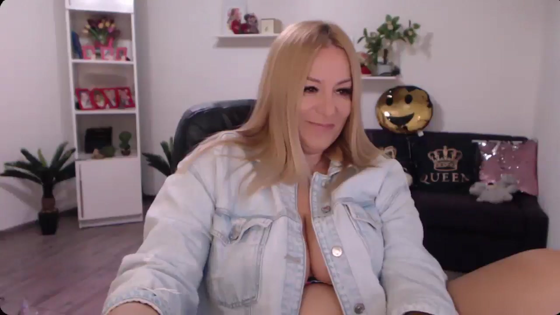 Gallery image thumbnail from A_baby_Boo's myfreecams stream on, 10/21/2024, 16:31 image 6 of 20