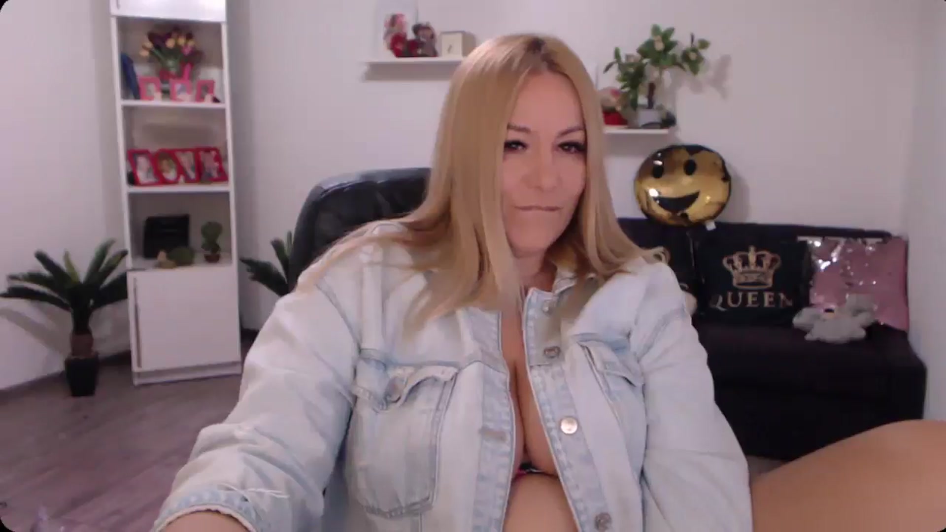 Gallery image thumbnail from A_baby_Boo's myfreecams stream on, 10/21/2024, 16:31 image 7 of 20