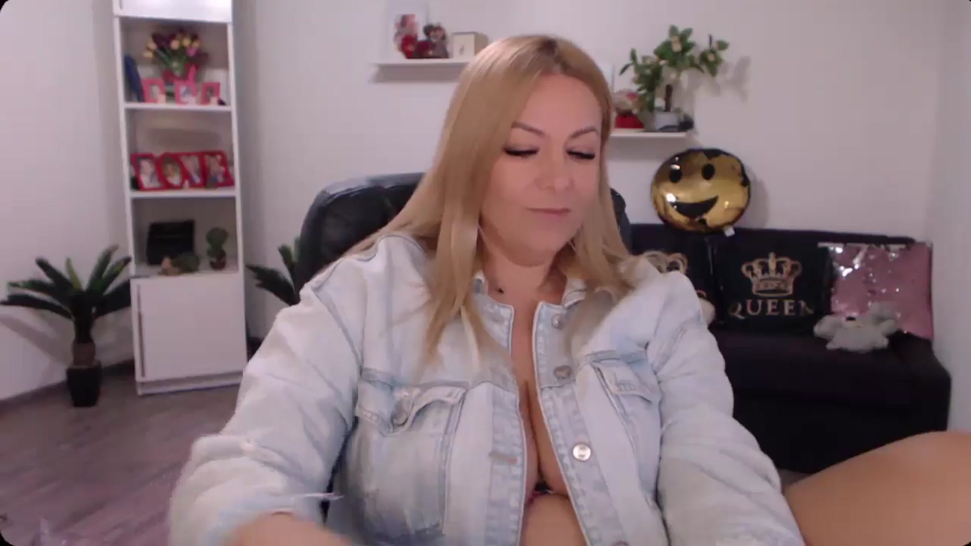 Gallery image thumbnail from A_baby_Boo's myfreecams stream on, 10/21/2024, 16:31 image 8 of 20