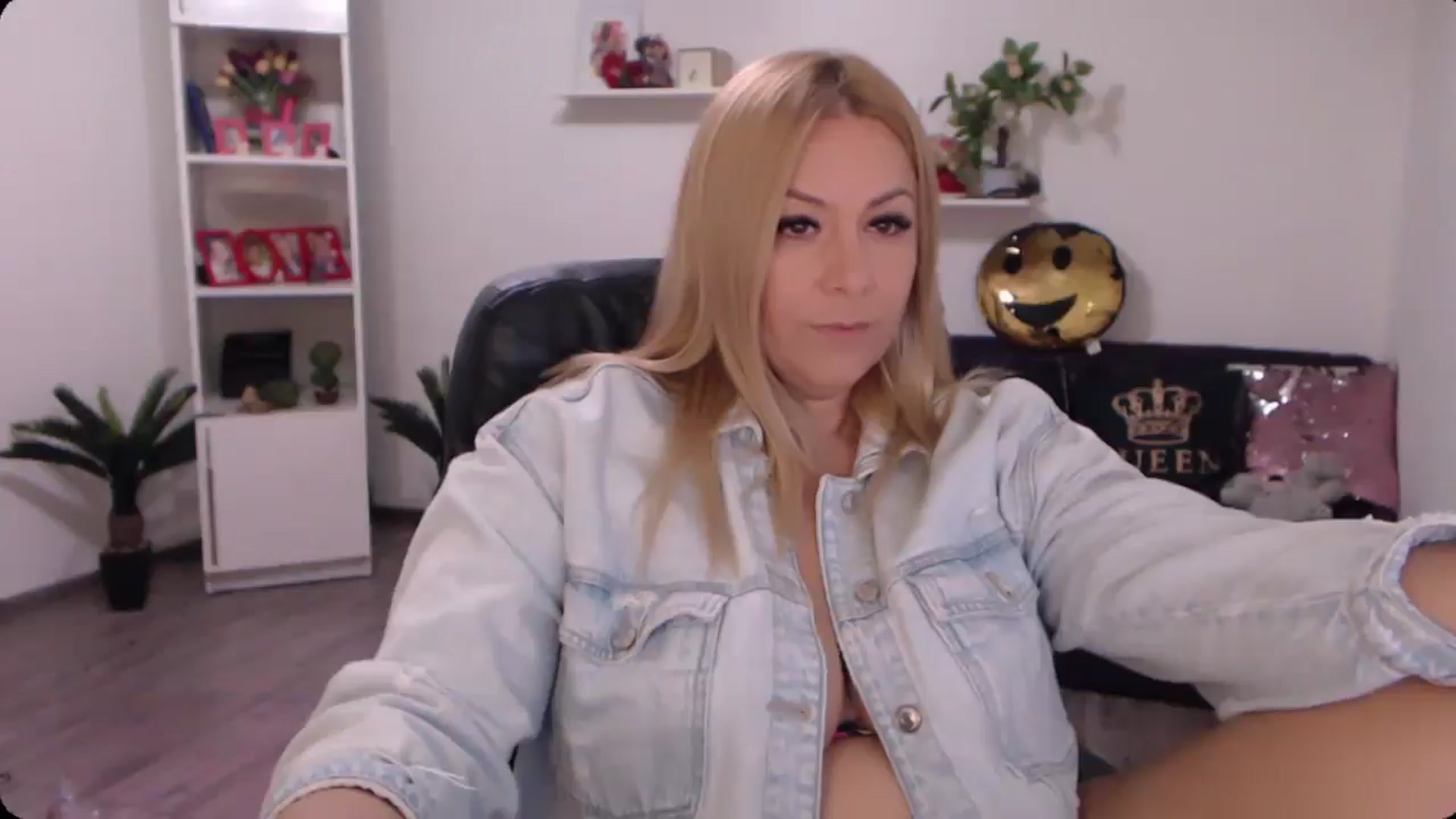 Gallery image thumbnail from A_baby_Boo's myfreecams stream on, 10/21/2024, 16:31 image 17 of 20