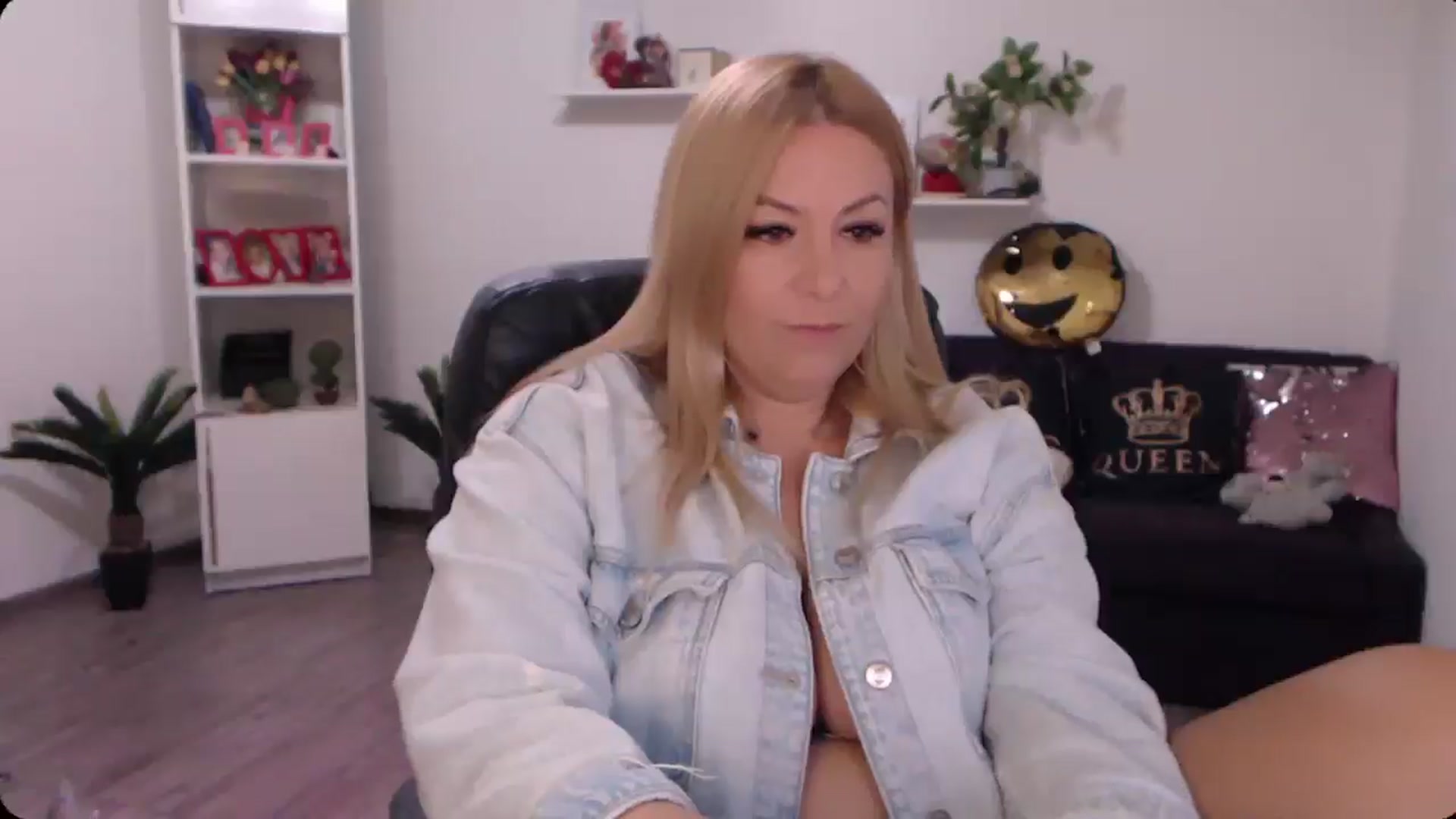 Gallery image thumbnail from A_baby_Boo's myfreecams stream on, 10/21/2024, 16:31 image 9 of 20