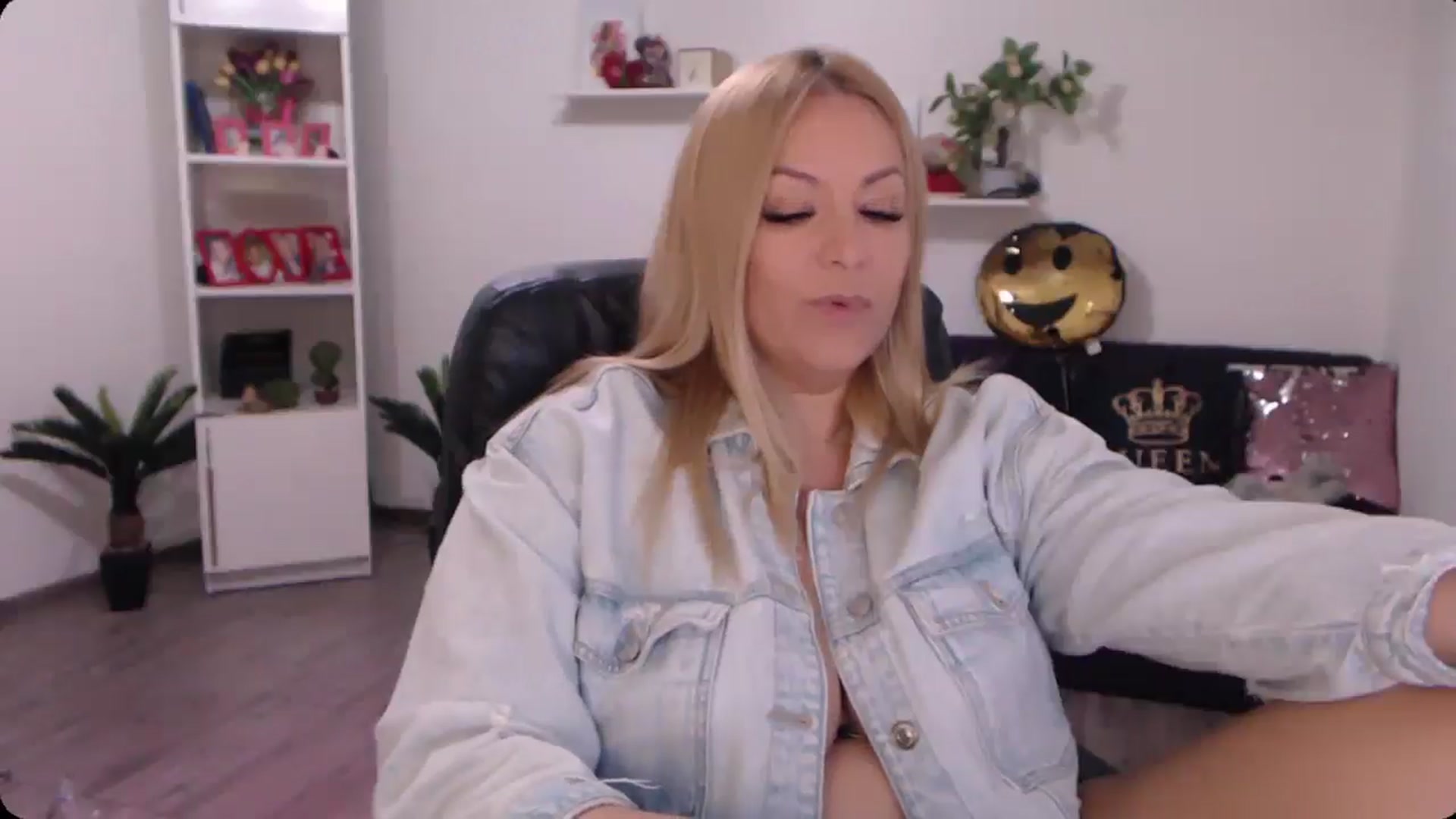 Gallery image thumbnail from A_baby_Boo's myfreecams stream on, 10/21/2024, 16:31 image 18 of 20