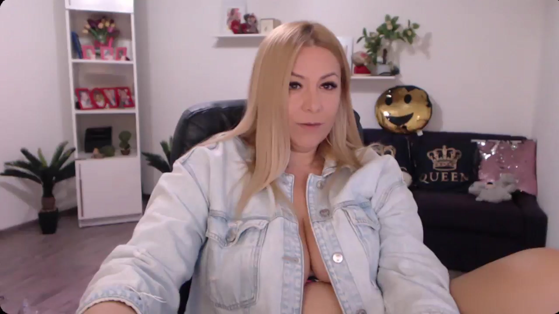 Gallery image thumbnail from A_baby_Boo's myfreecams stream on, 10/21/2024, 16:31 image 13 of 20