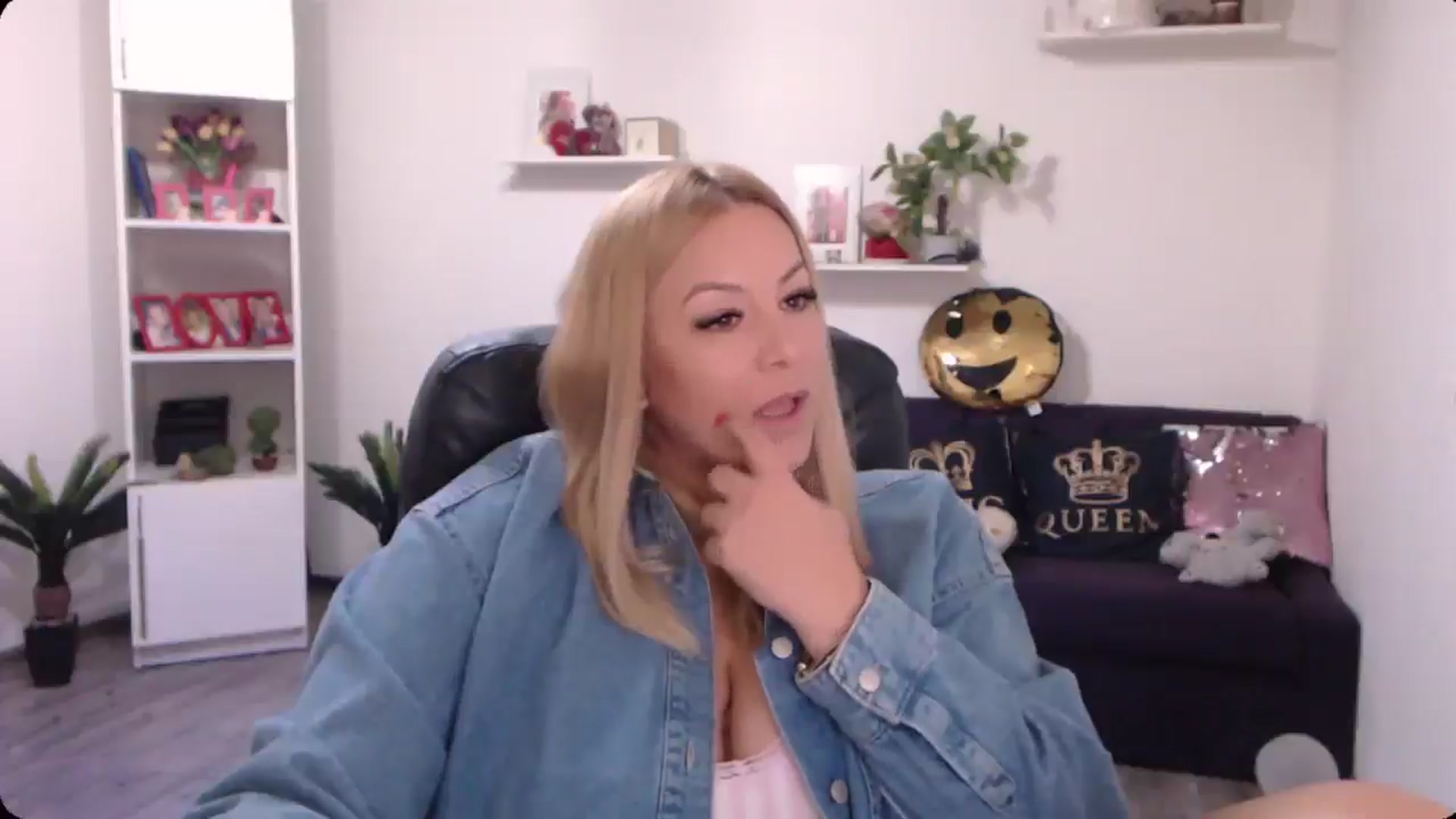 Gallery image thumbnail from A_baby_Boo's myfreecams stream on, 10/21/2024, 19:22 image 4 of 20
