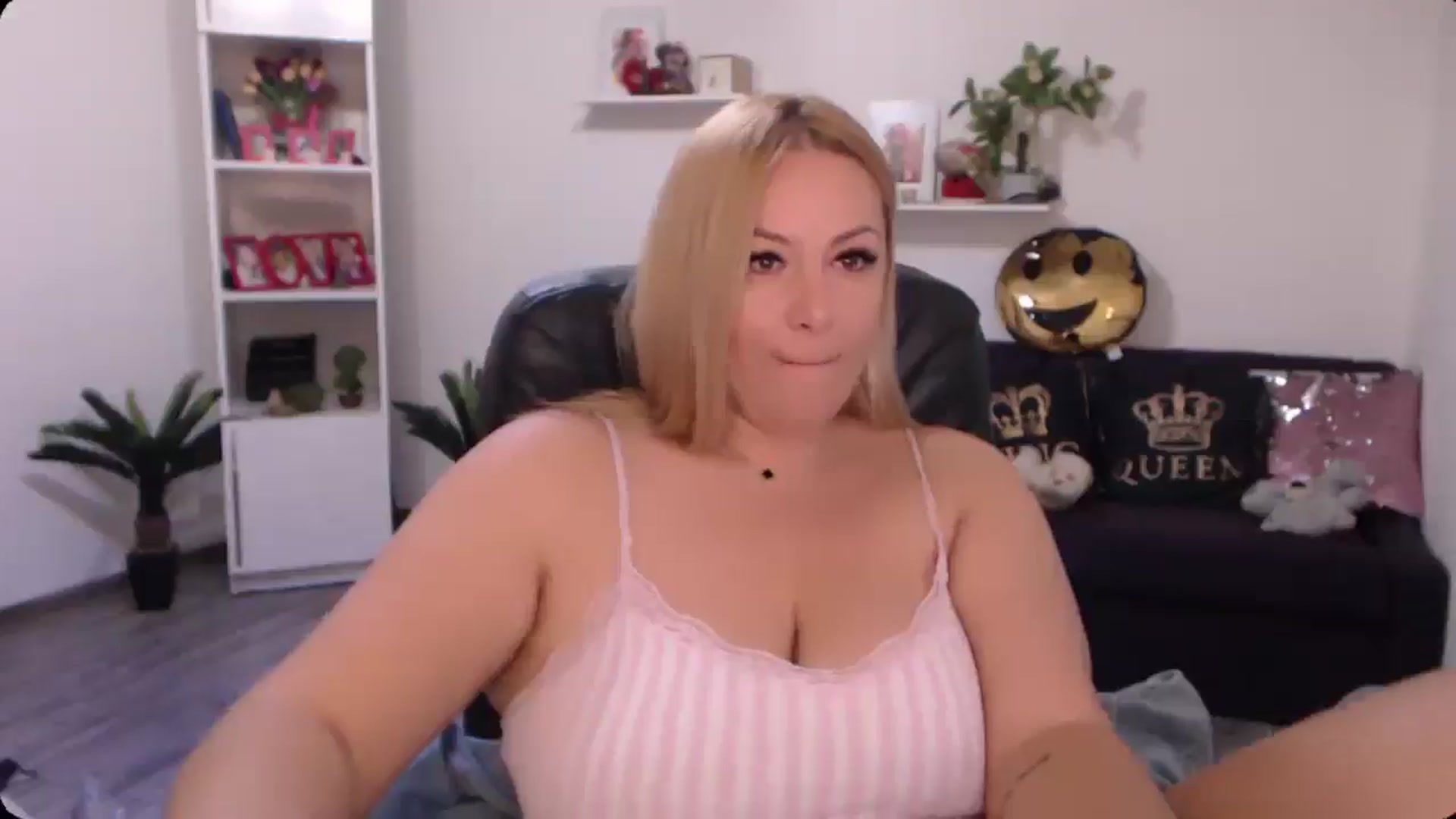 Gallery image thumbnail from A_baby_Boo's myfreecams stream on, 10/21/2024, 20:27 image 3 of 20