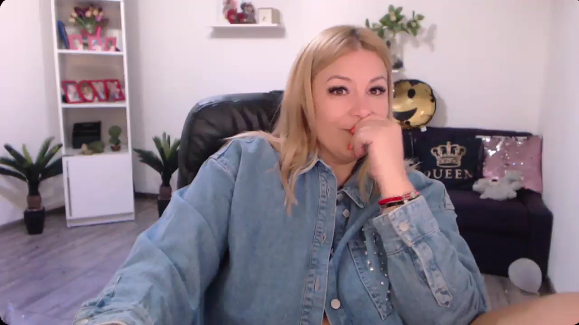 Gallery image thumbnail from A_baby_Boo's myfreecams stream on, 10/21/2024, 21:49 image 10 of 20