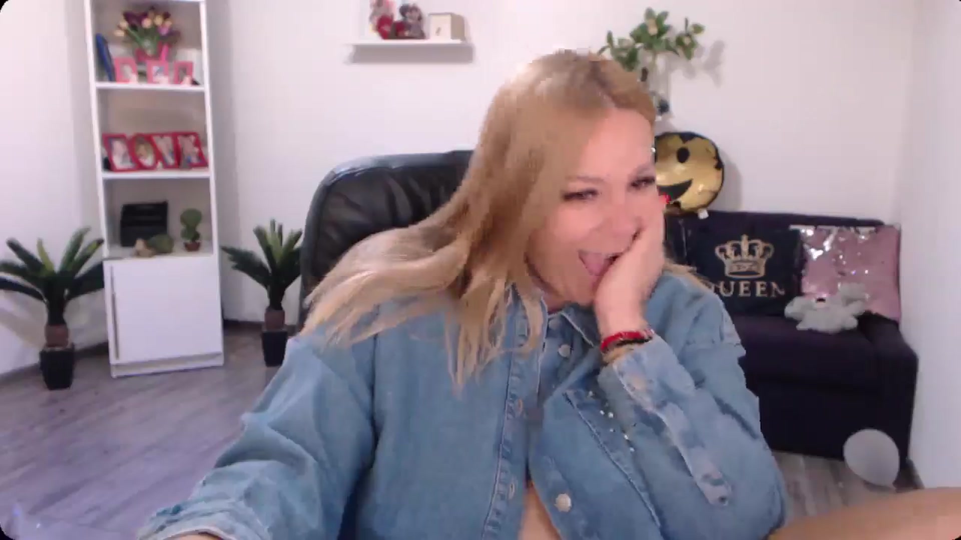 Gallery image thumbnail from A_baby_Boo's myfreecams stream on, 10/21/2024, 21:49 image 14 of 20