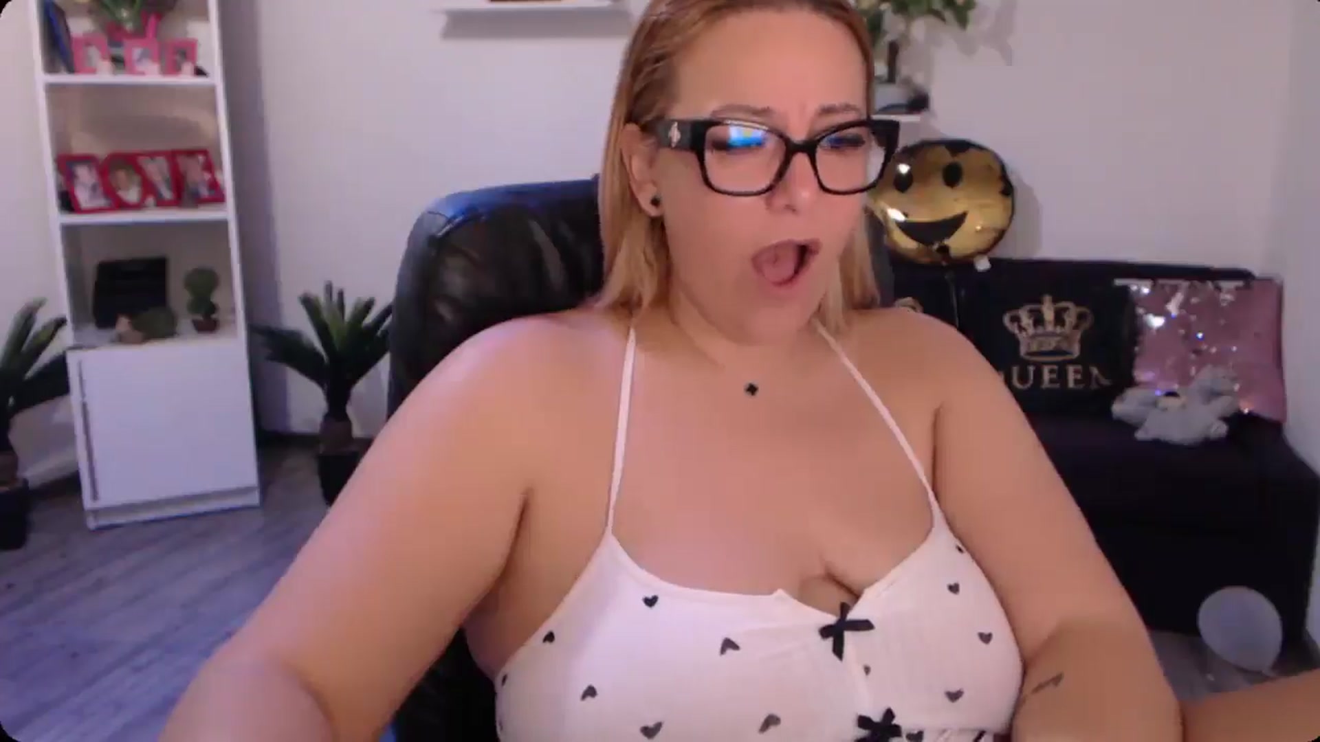 Gallery image thumbnail from A_baby_Boo's myfreecams stream on, 10/24/2024, 07:40 image 15 of 20