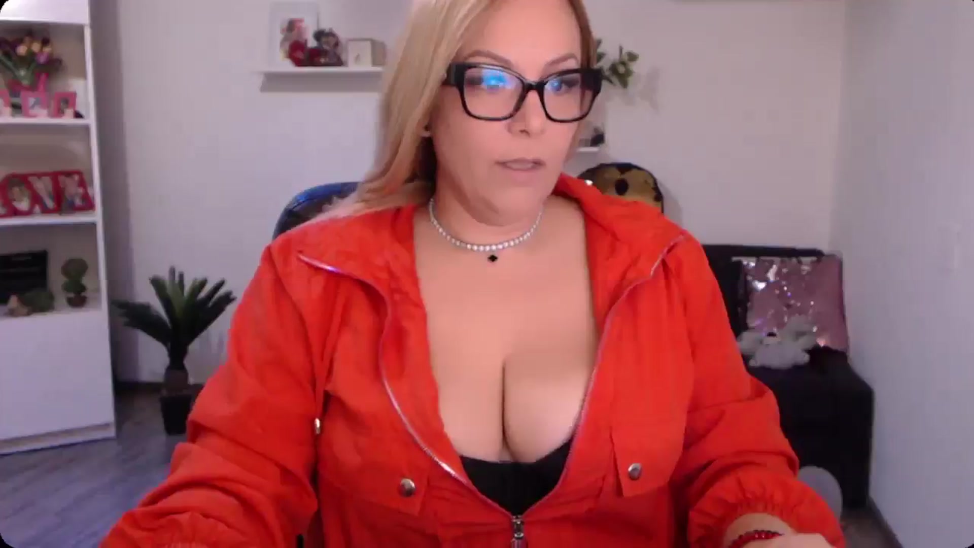 Gallery image thumbnail from A_baby_Boo's myfreecams stream on, 10/29/2024, 14:29 image 7 of 20