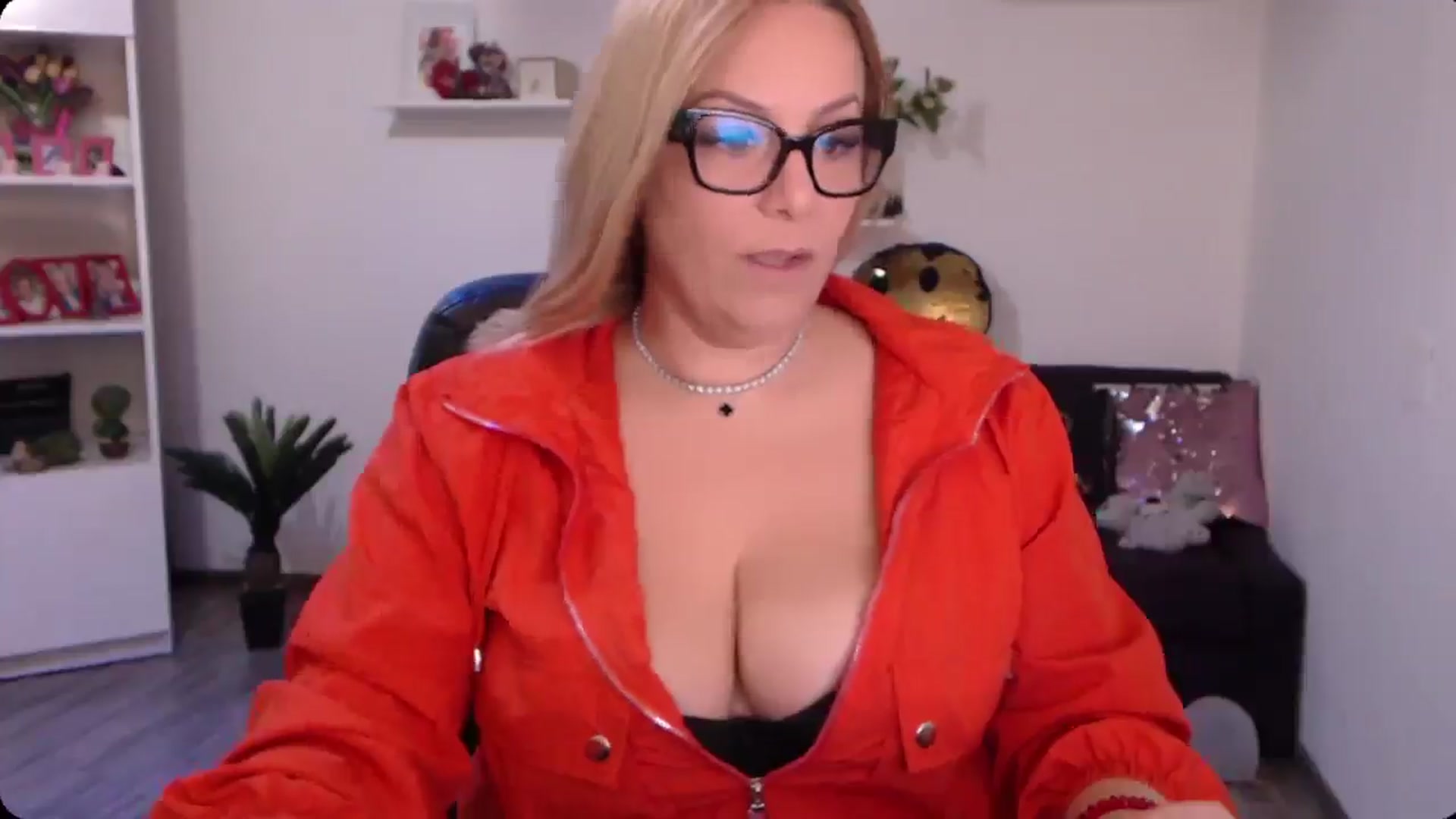Gallery image thumbnail from A_baby_Boo's myfreecams stream on, 10/29/2024, 14:29 image 8 of 20
