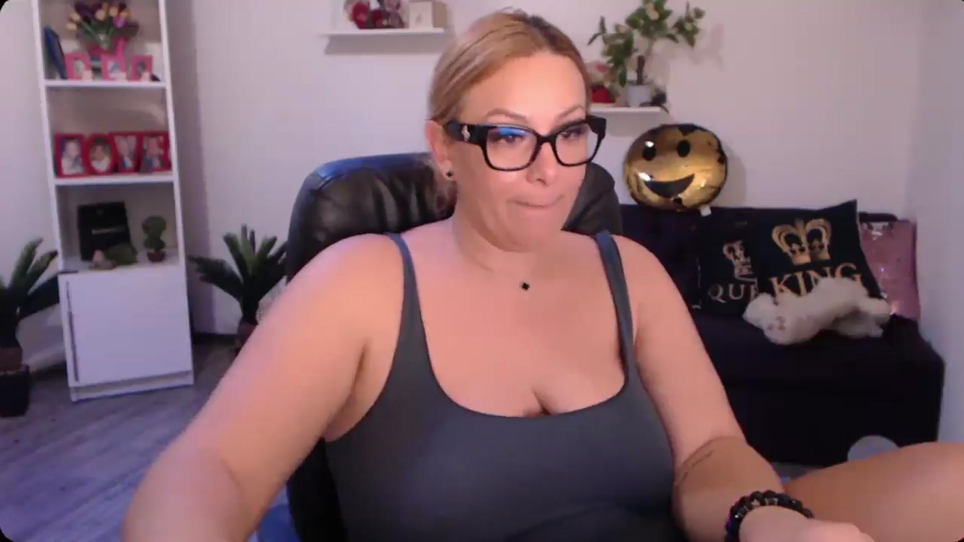 Gallery image thumbnail from A_baby_Boo's myfreecams stream on, 10/31/2024, 19:43 image 20 of 20