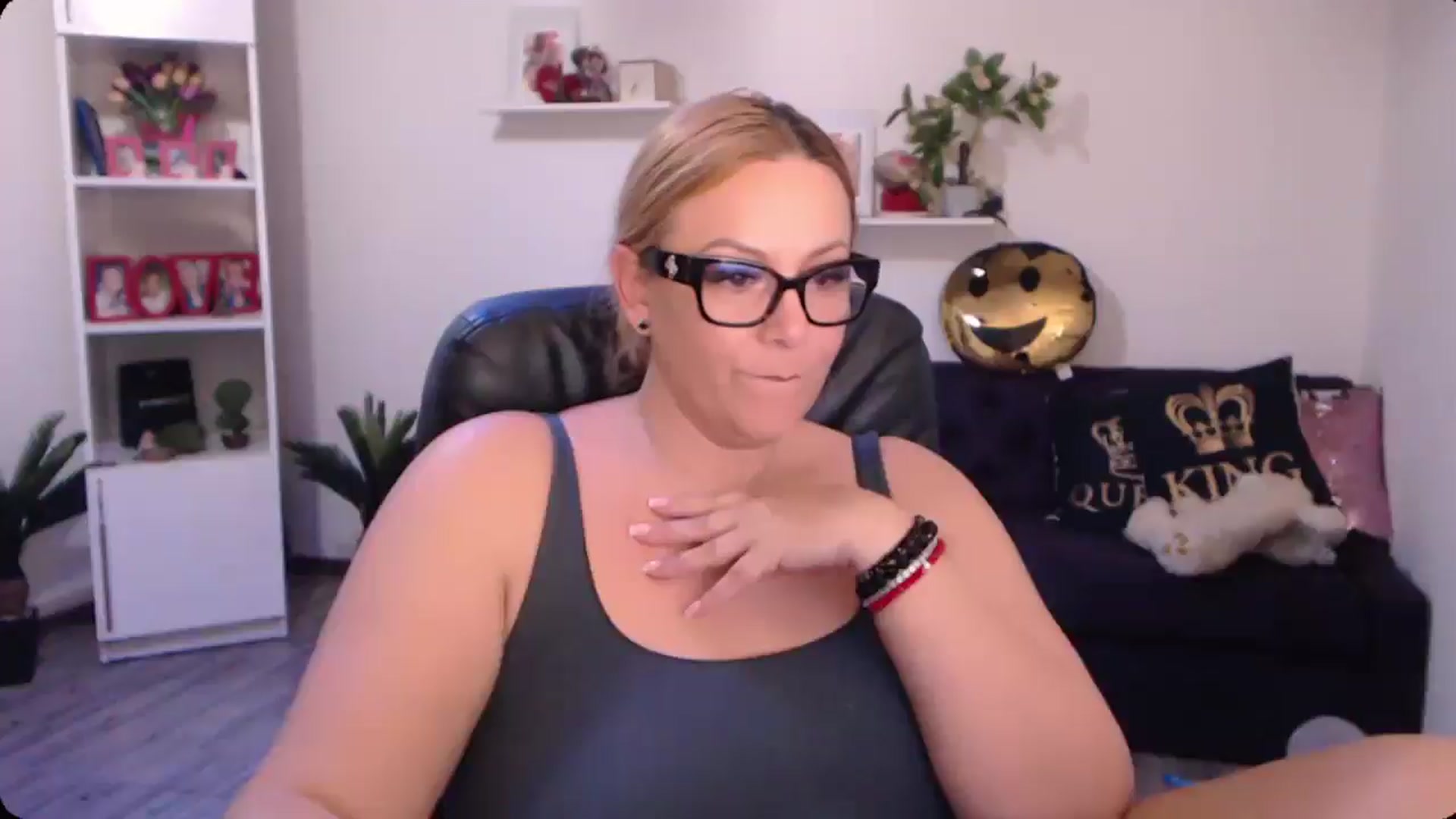 Gallery image thumbnail from A_baby_Boo's myfreecams stream on, 10/31/2024, 19:43 image 3 of 20