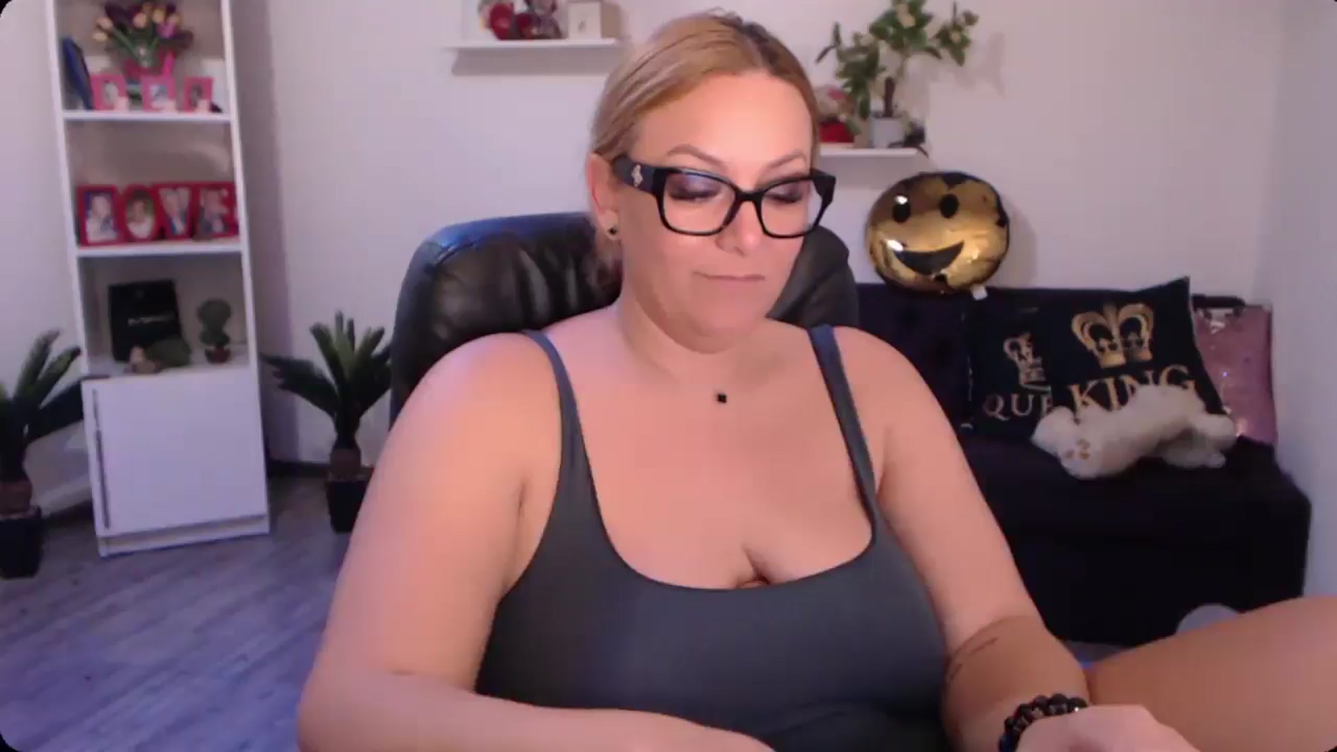 Gallery image thumbnail from A_baby_Boo's myfreecams stream on, 10/31/2024, 19:43 image 17 of 20