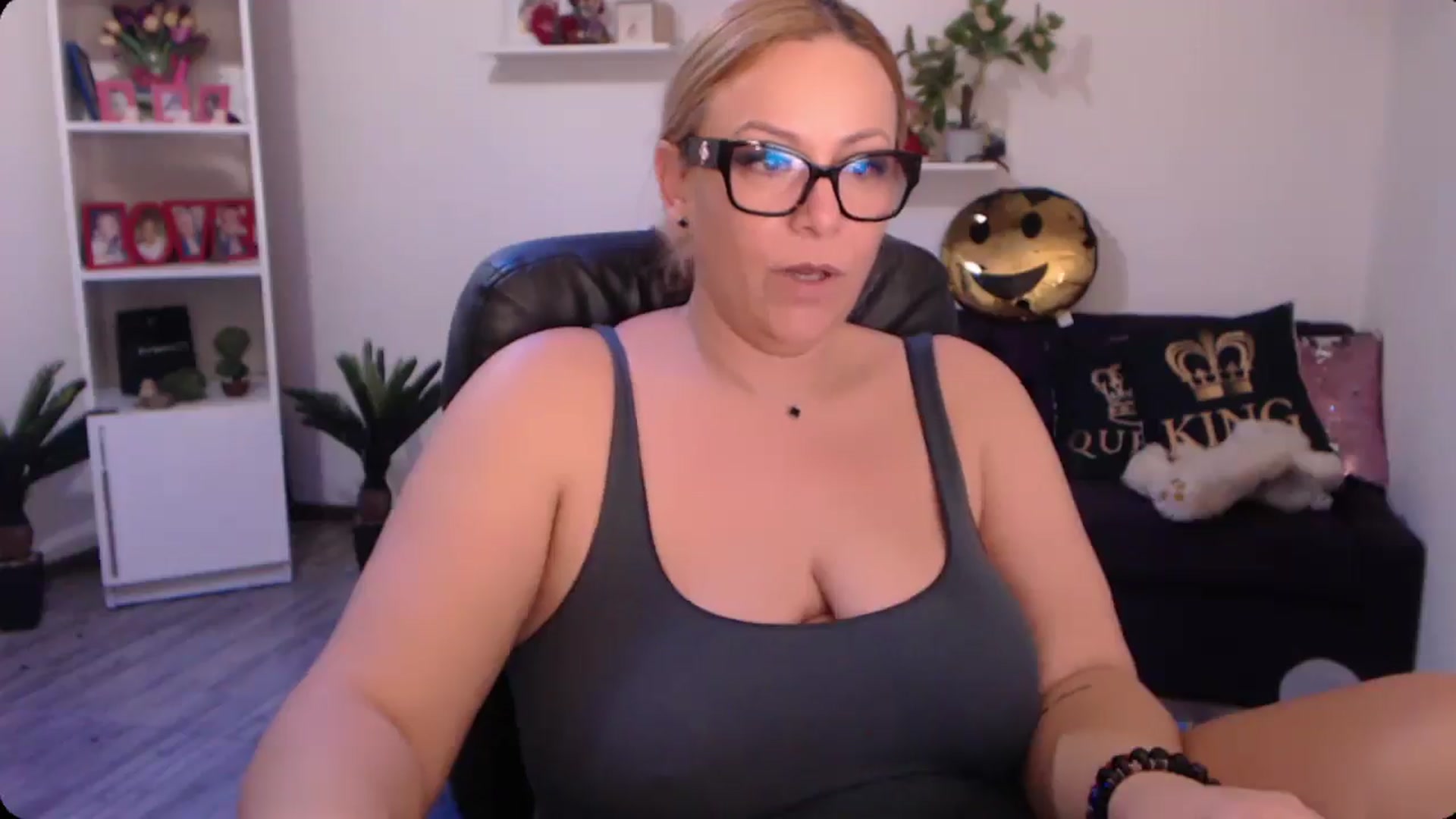 Gallery image thumbnail from A_baby_Boo's myfreecams stream on, 10/31/2024, 19:43 image 10 of 20
