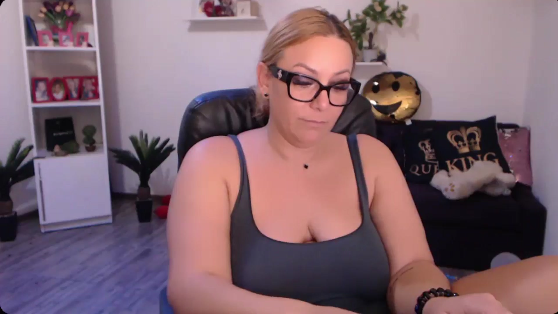 Gallery image thumbnail from A_baby_Boo's myfreecams stream on, 10/31/2024, 19:43 image 19 of 20