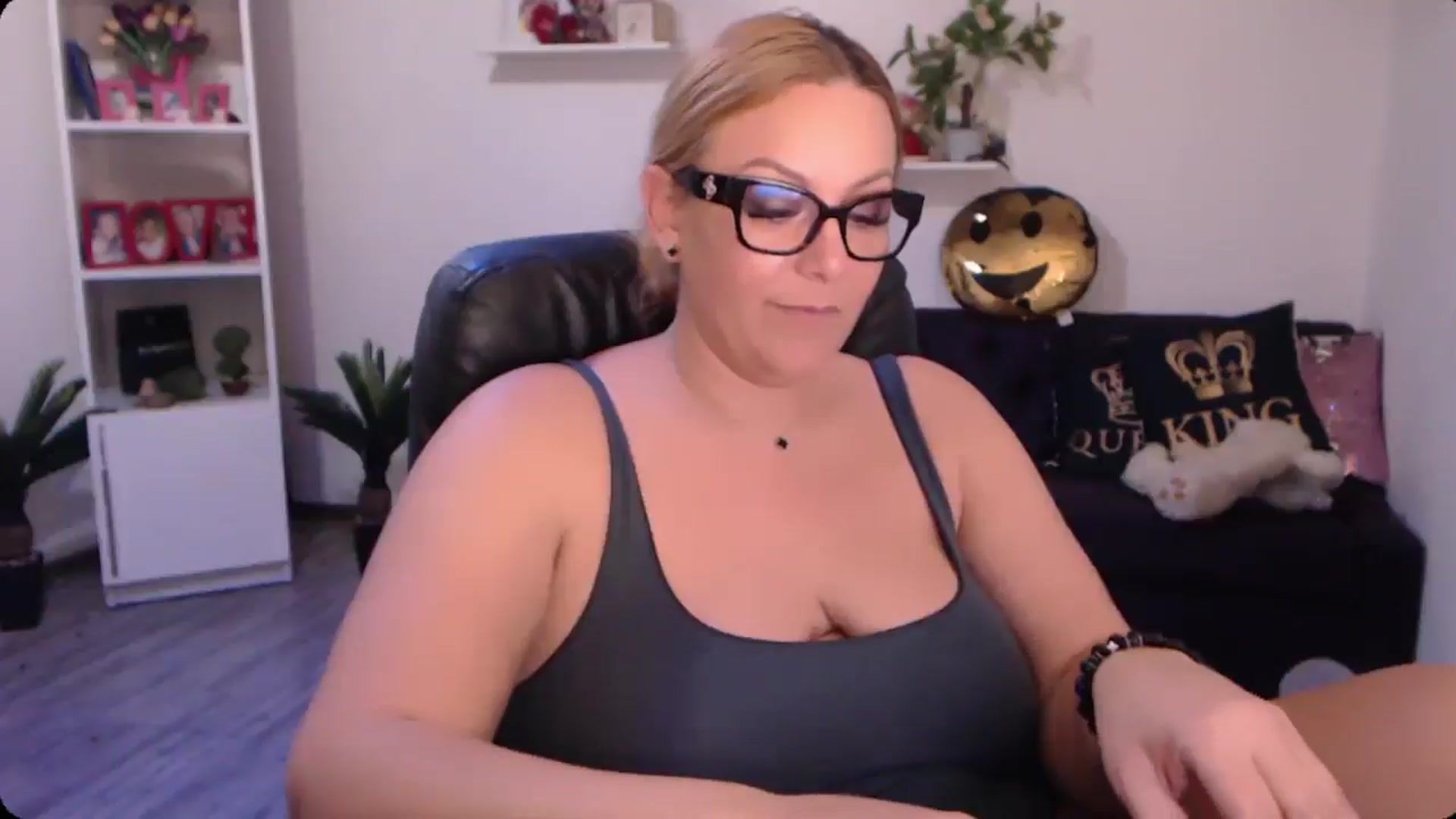 Gallery image thumbnail from A_baby_Boo's myfreecams stream on, 10/31/2024, 19:43 image 14 of 20