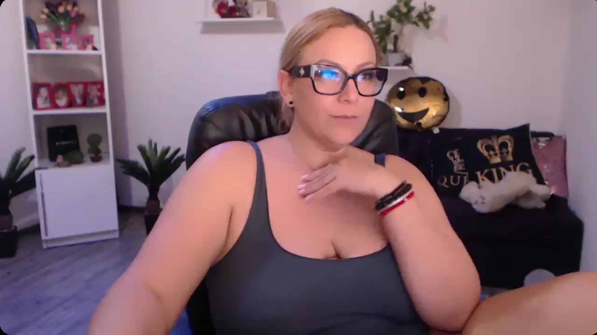 Gallery image thumbnail from A_baby_Boo's myfreecams stream on, 10/31/2024, 19:43 image 15 of 20