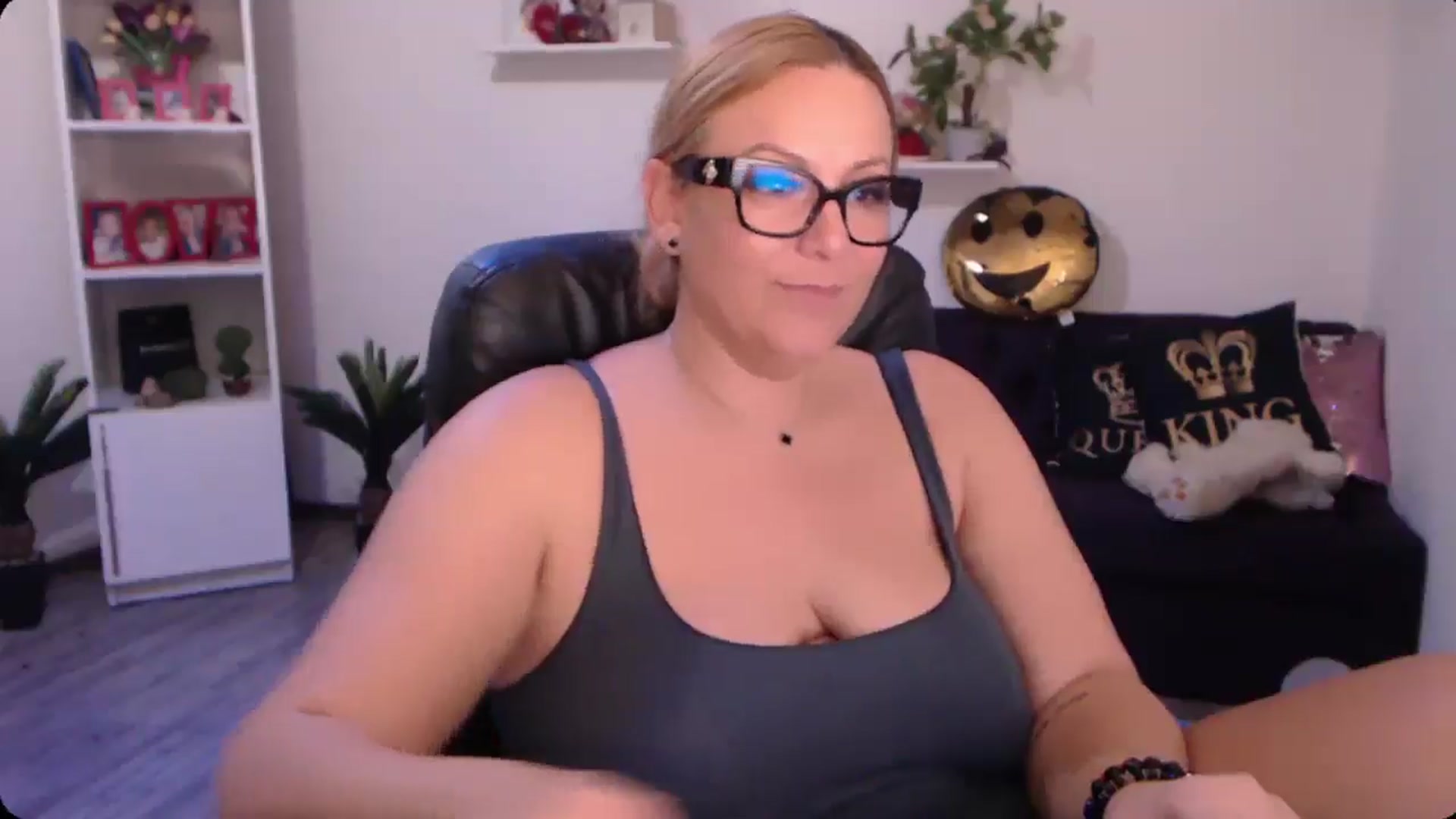 Gallery image thumbnail from A_baby_Boo's myfreecams stream on, 10/31/2024, 19:43 image 16 of 20