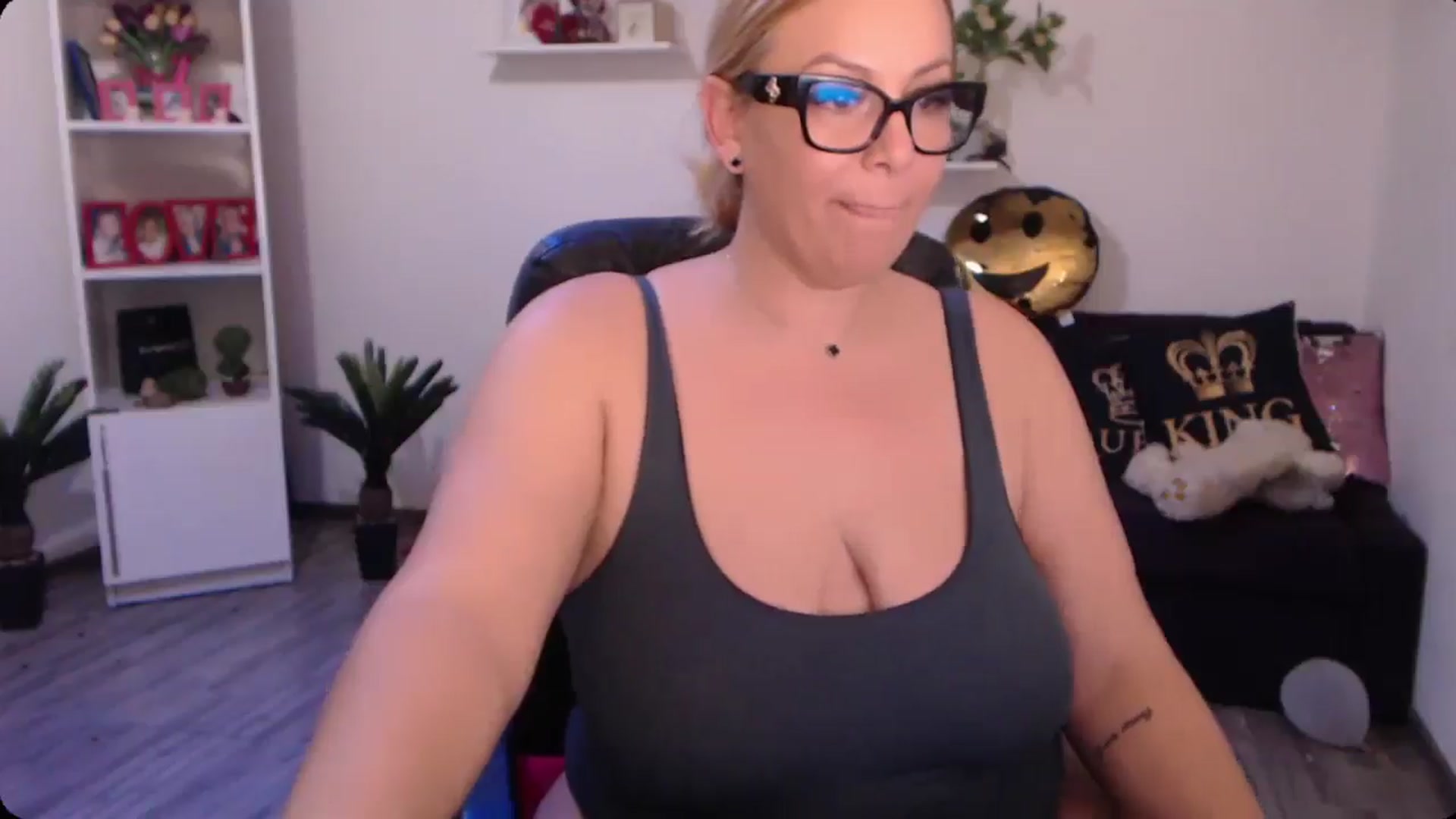 Gallery image thumbnail from A_baby_Boo's myfreecams stream on, 10/31/2024, 19:43 image 6 of 20