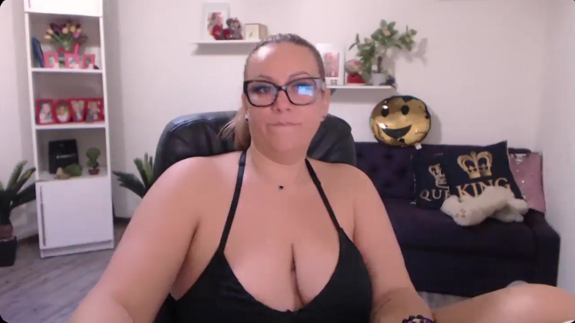 Gallery image thumbnail from A_baby_Boo's myfreecams stream on, 11/03/2024, 10:40 image 14 of 20