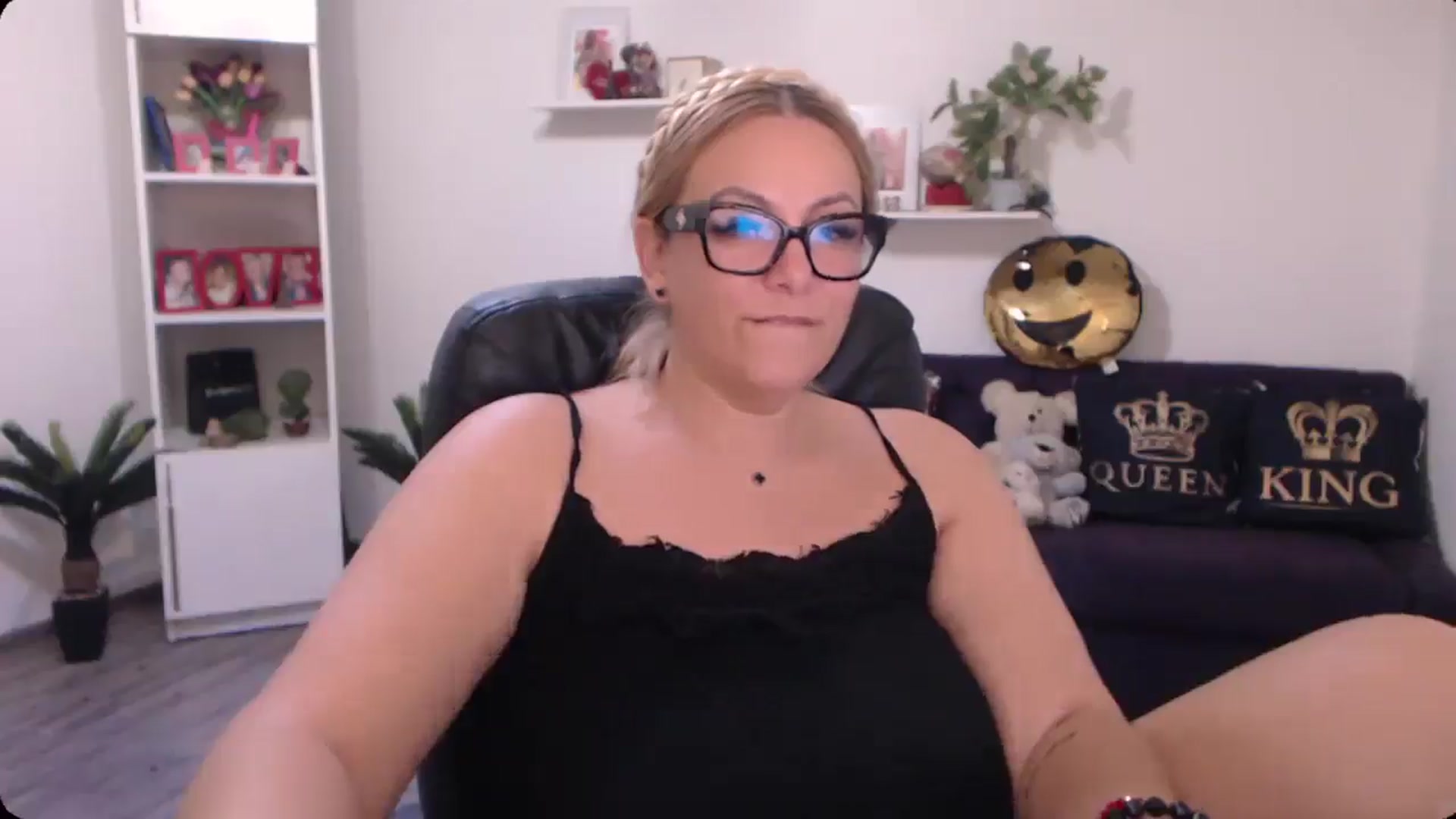 Gallery image thumbnail from A_baby_Boo's myfreecams stream on, 11/03/2024, 16:02 image 6 of 20