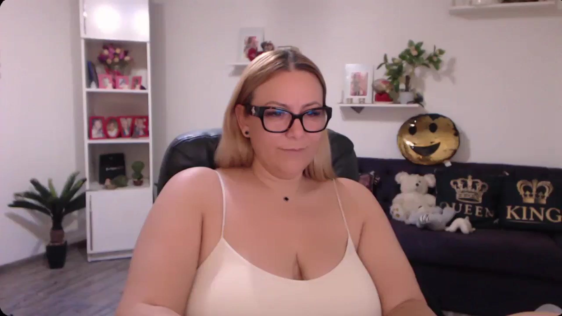 Gallery image thumbnail from A_baby_Boo's myfreecams stream on, 11/11/2024, 18:15 image 19 of 20