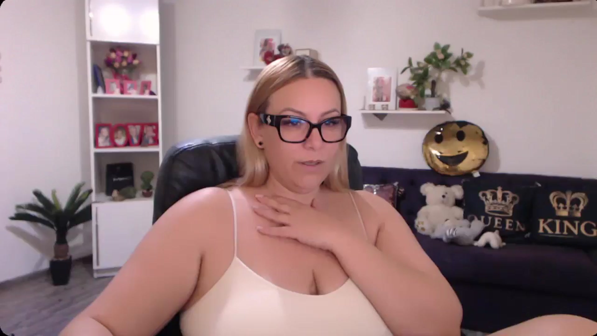 Gallery image thumbnail from A_baby_Boo's myfreecams stream on, 11/11/2024, 18:15 image 10 of 20