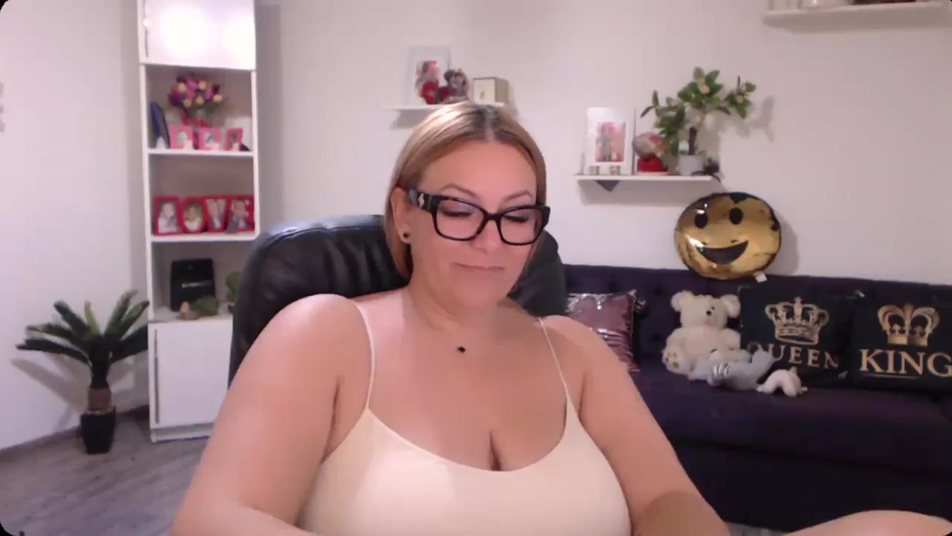 Gallery image thumbnail from A_baby_Boo's myfreecams stream on, 11/11/2024, 18:15 image 5 of 20