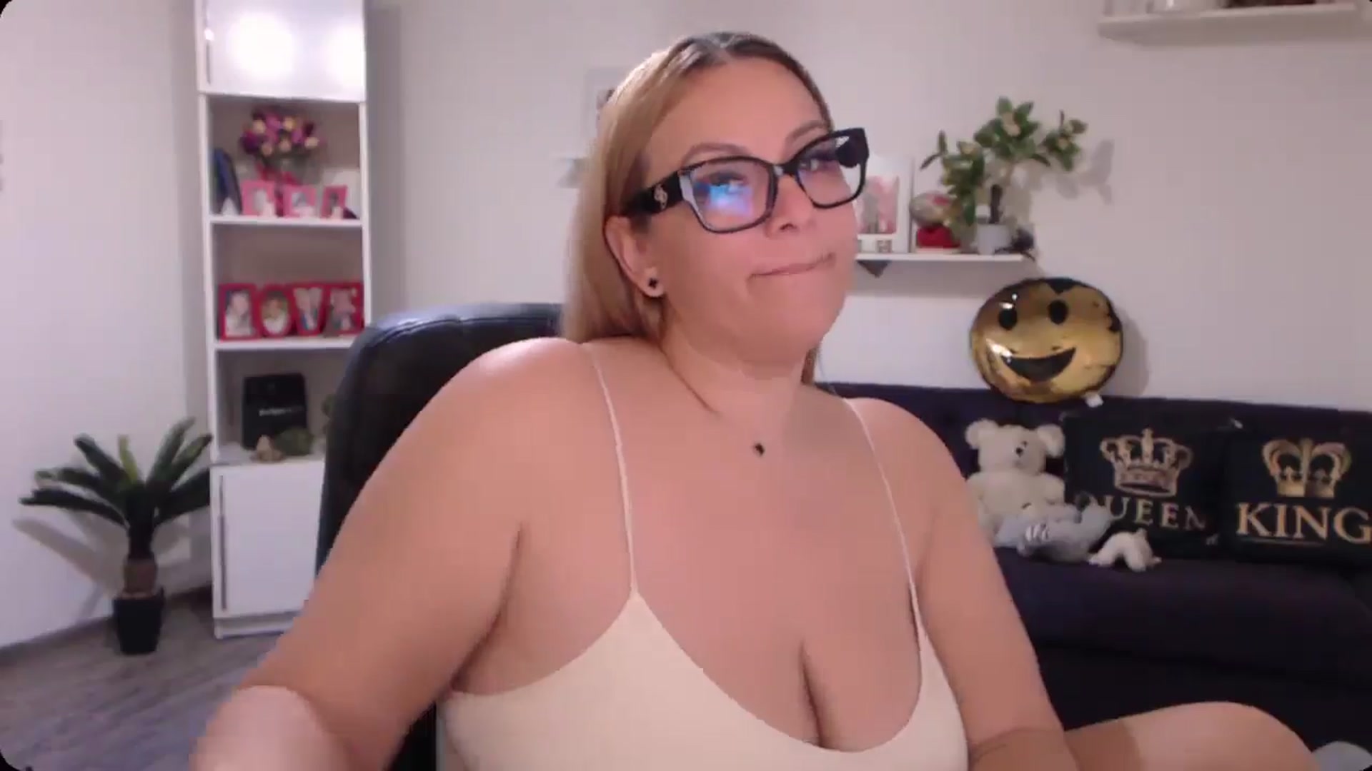 Gallery image thumbnail from A_baby_Boo's myfreecams stream on, 11/11/2024, 18:15 image 17 of 20
