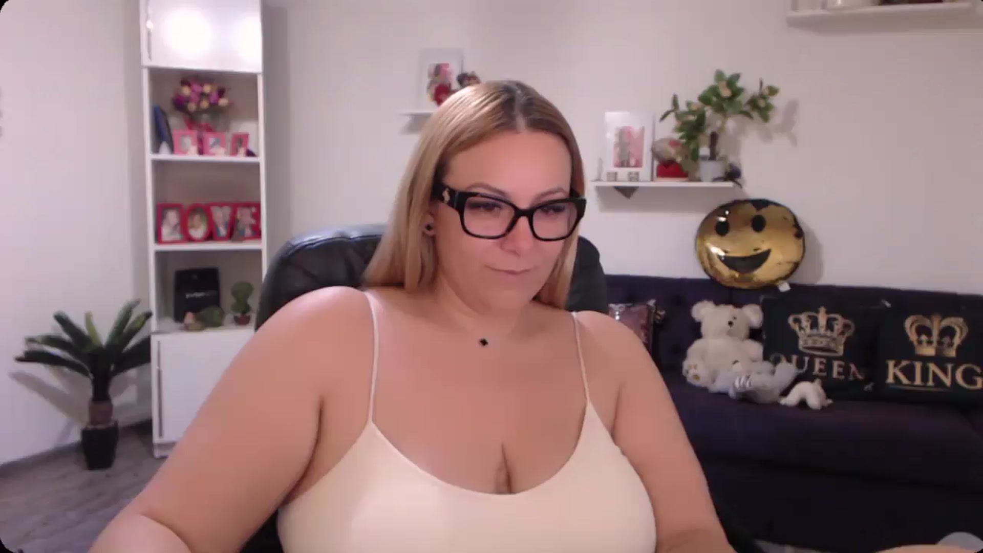 Gallery image thumbnail from A_baby_Boo's myfreecams stream on, 11/11/2024, 18:15 image 13 of 20