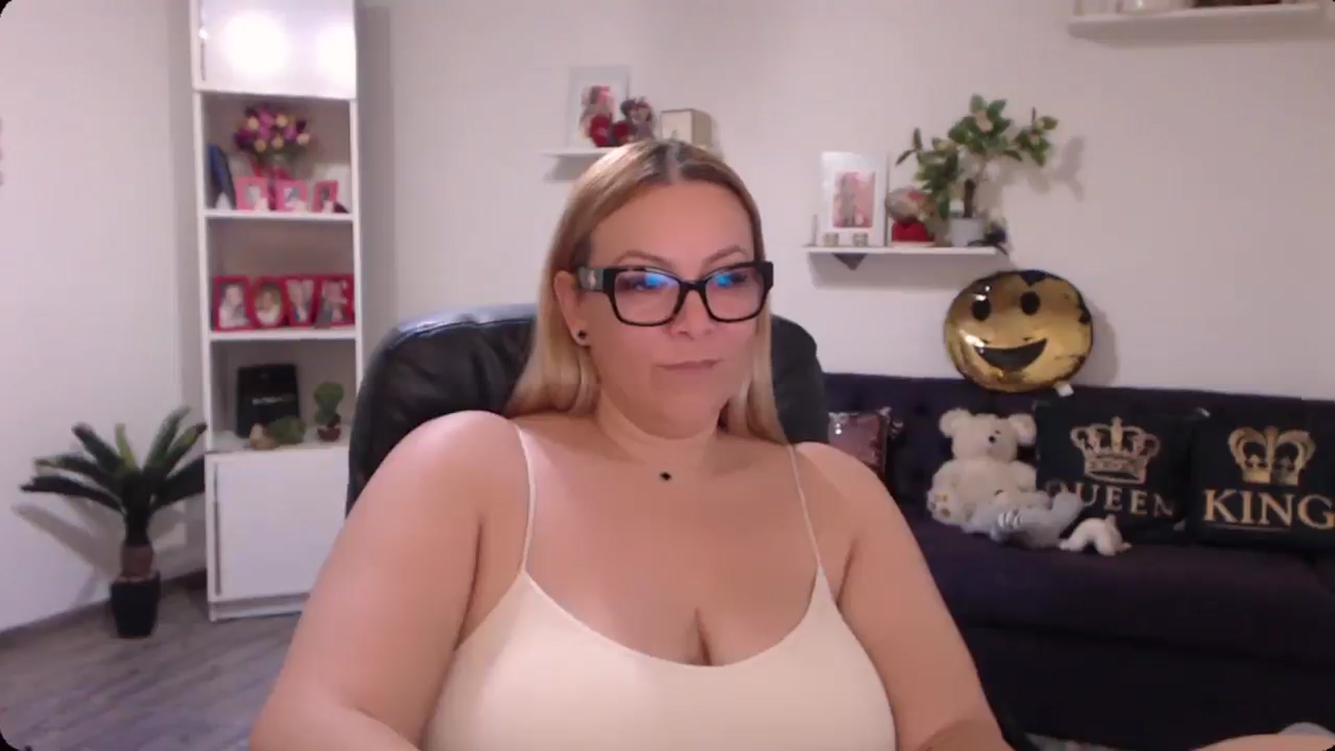 Gallery image thumbnail from A_baby_Boo's myfreecams stream on, 11/11/2024, 18:15 image 15 of 20