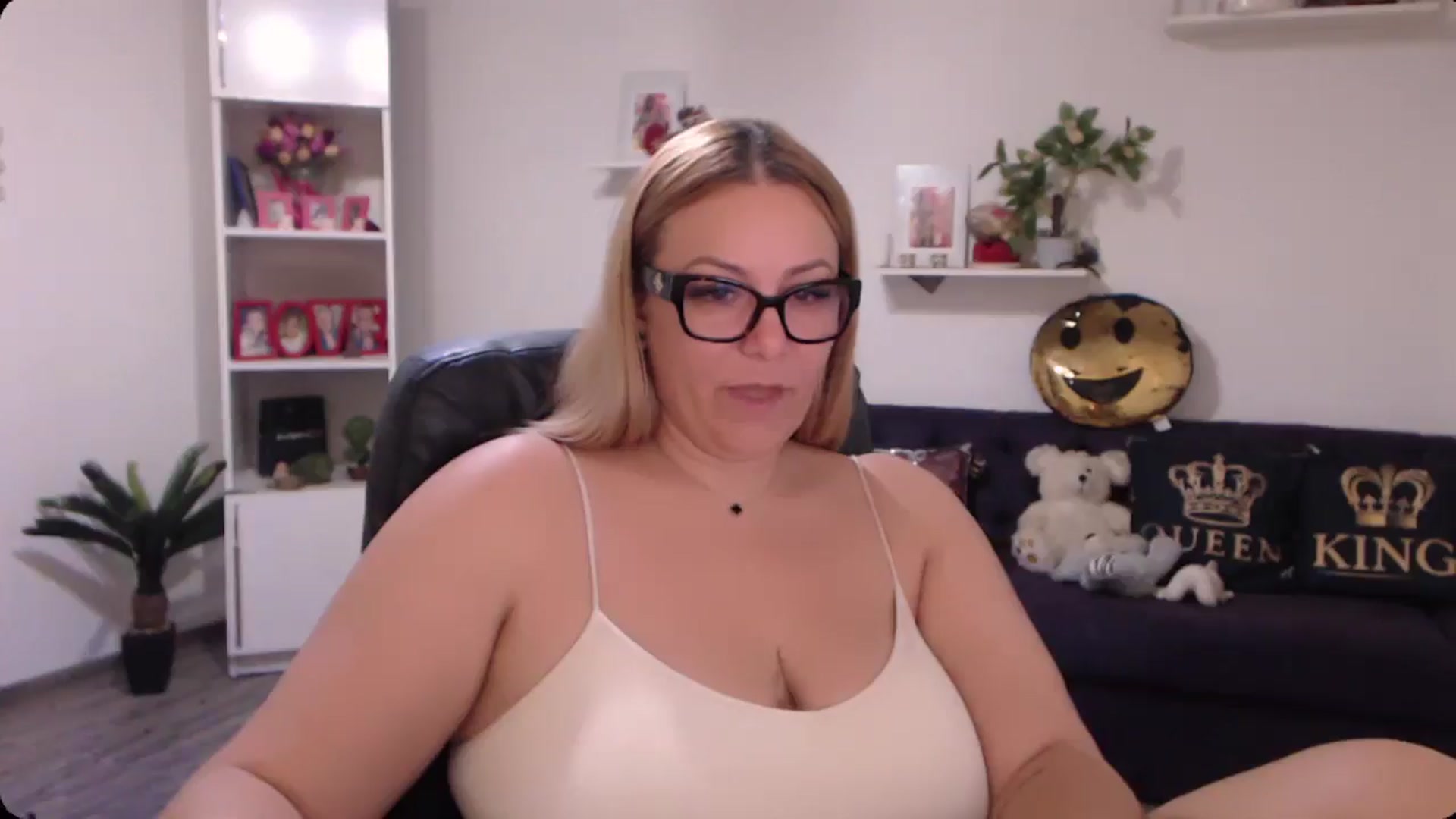 Gallery image thumbnail from A_baby_Boo's myfreecams stream on, 11/11/2024, 18:15 image 8 of 20