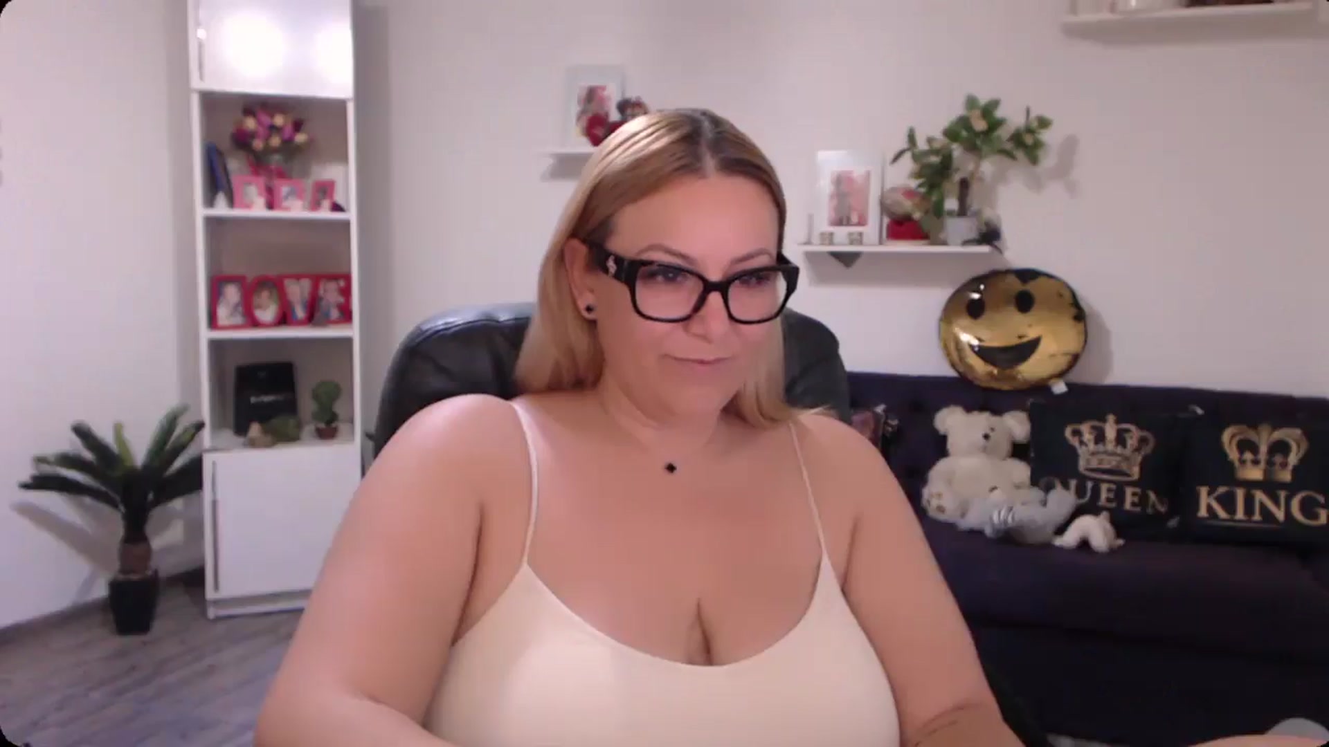 Gallery image thumbnail from A_baby_Boo's myfreecams stream on, 11/11/2024, 18:15 image 18 of 20