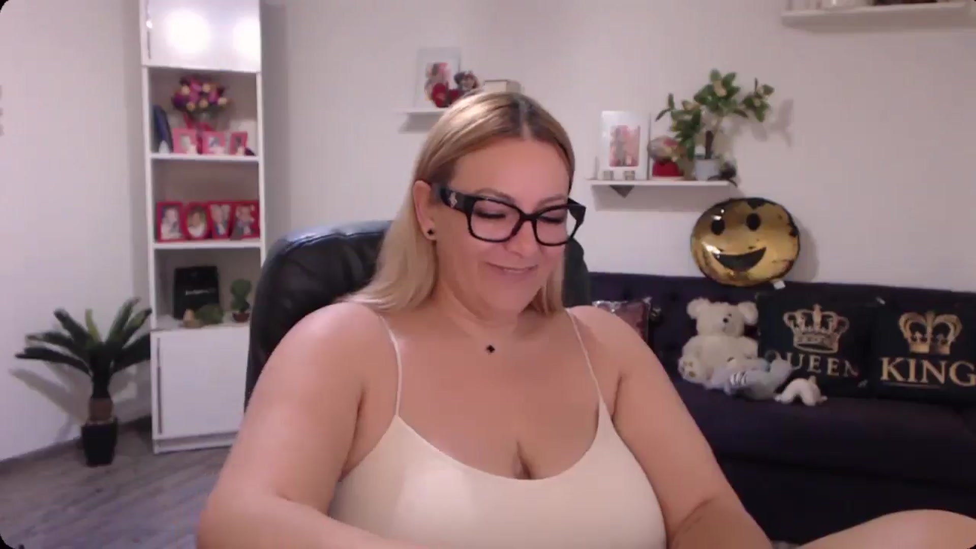 Gallery image thumbnail from A_baby_Boo's myfreecams stream on, 11/11/2024, 18:15 image 9 of 20
