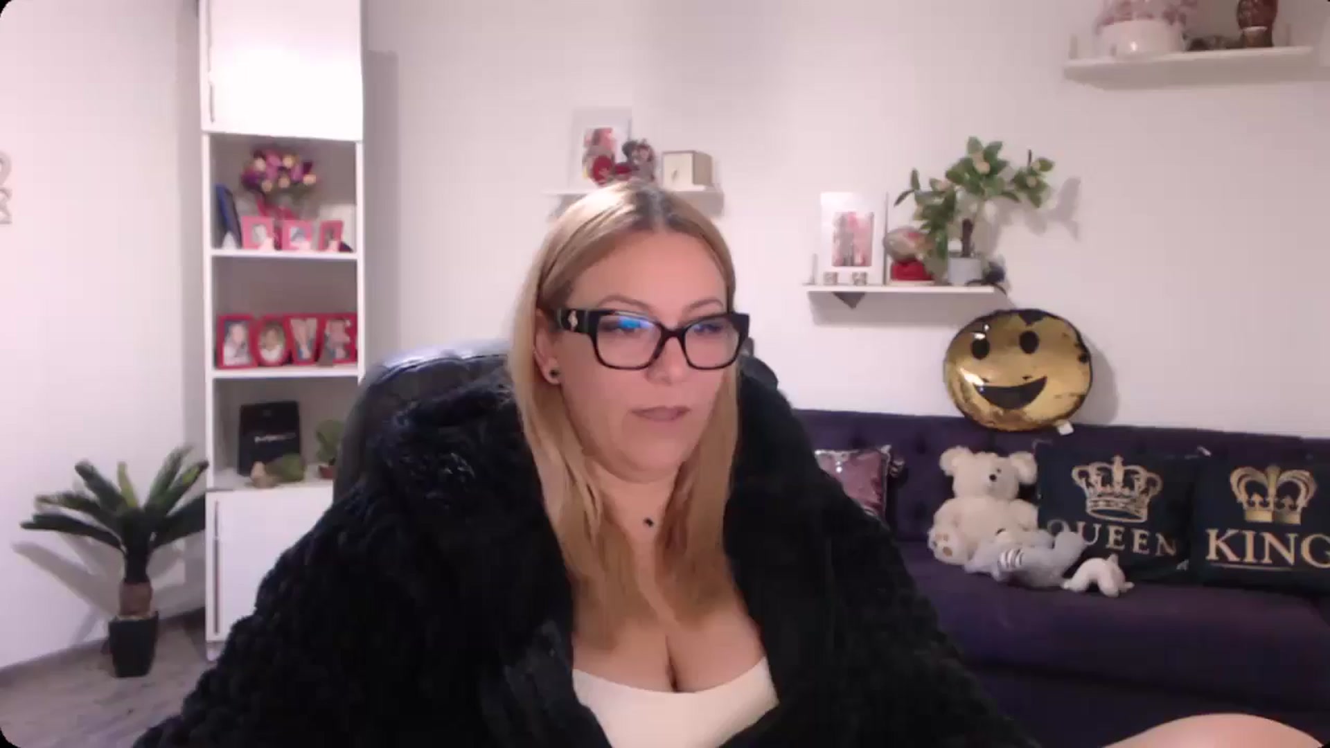 Gallery image thumbnail from A_baby_Boo's myfreecams stream on, 11/11/2024, 18:15 image 3 of 20
