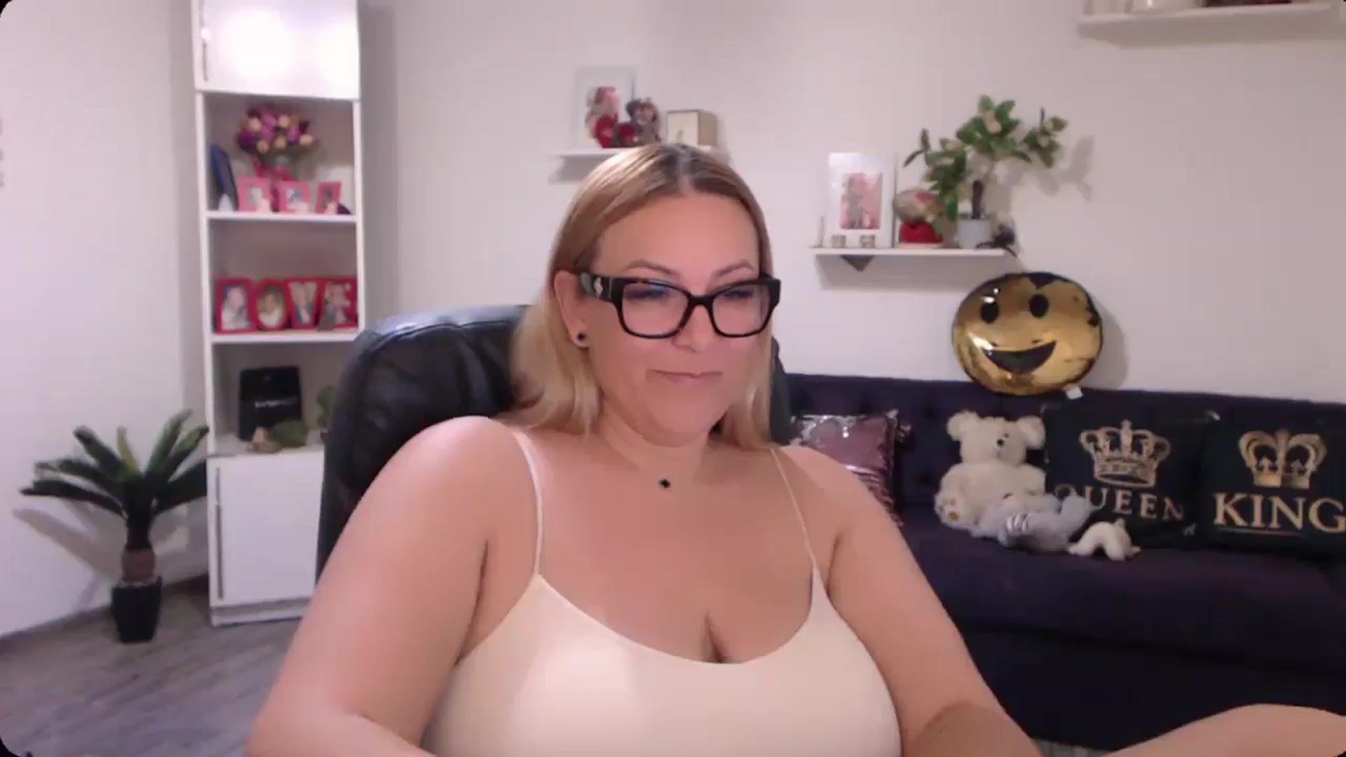 Gallery image thumbnail from A_baby_Boo's myfreecams stream on, 11/11/2024, 18:15 image 11 of 20