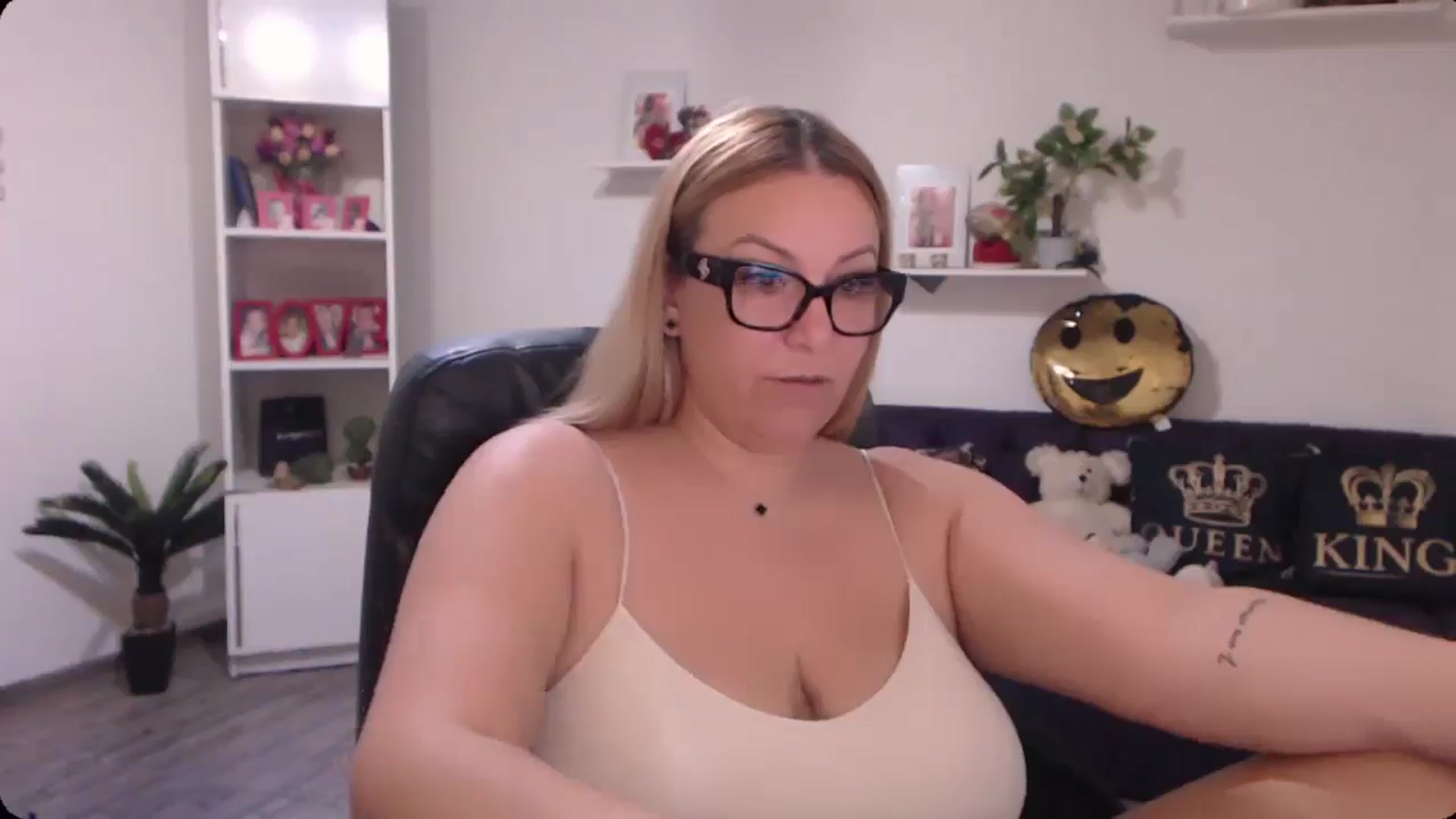 Gallery image thumbnail from A_baby_Boo's myfreecams stream on, 11/11/2024, 18:15 image 7 of 20