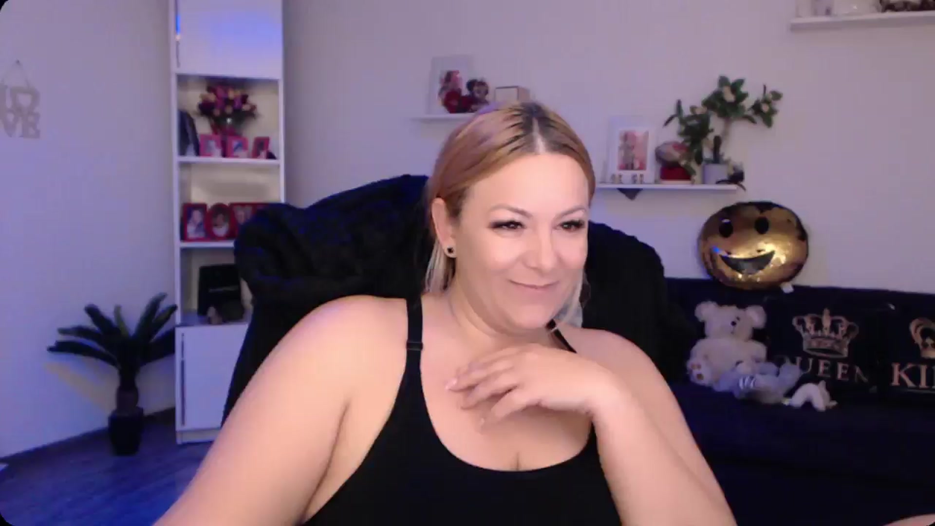 Gallery image thumbnail from A_baby_Boo's myfreecams stream on, 11/12/2024, 16:01 image 15 of 20