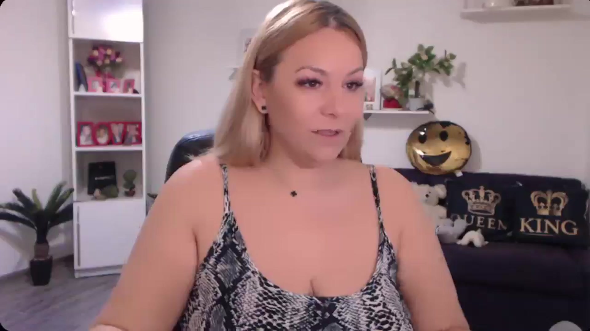 Gallery image thumbnail from A_baby_Boo's myfreecams stream on, 11/15/2024, 18:46 image 4 of 20