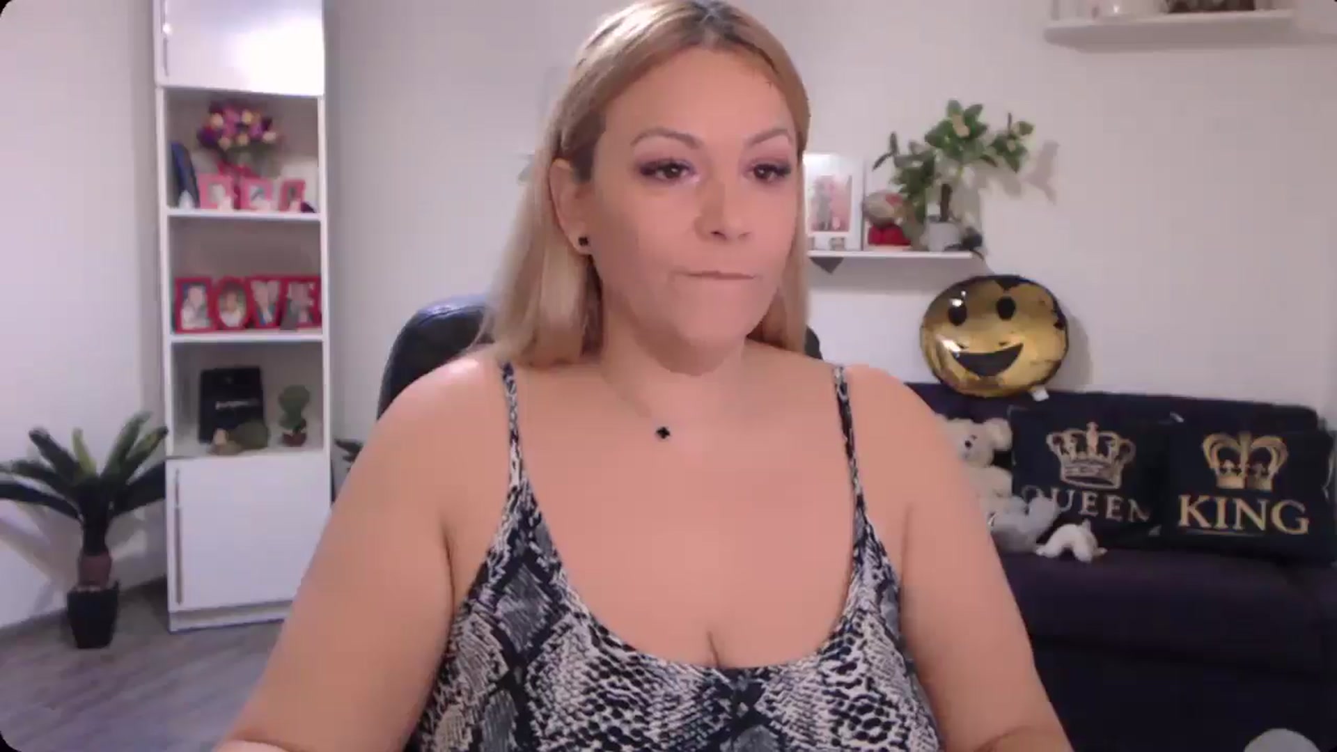 Gallery image thumbnail from A_baby_Boo's myfreecams stream on, 11/15/2024, 18:46 image 3 of 20