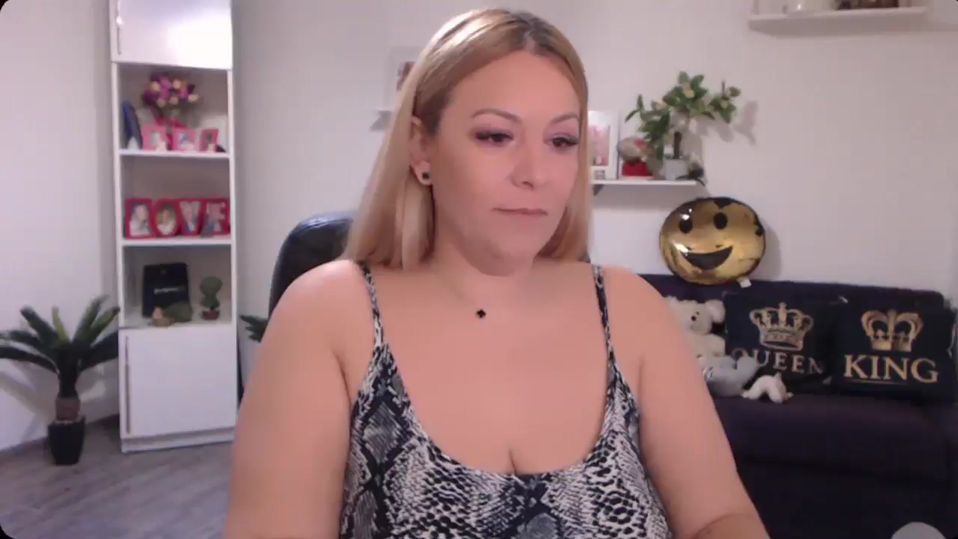 Gallery image thumbnail from A_baby_Boo's myfreecams stream on, 11/15/2024, 18:46 image 8 of 20