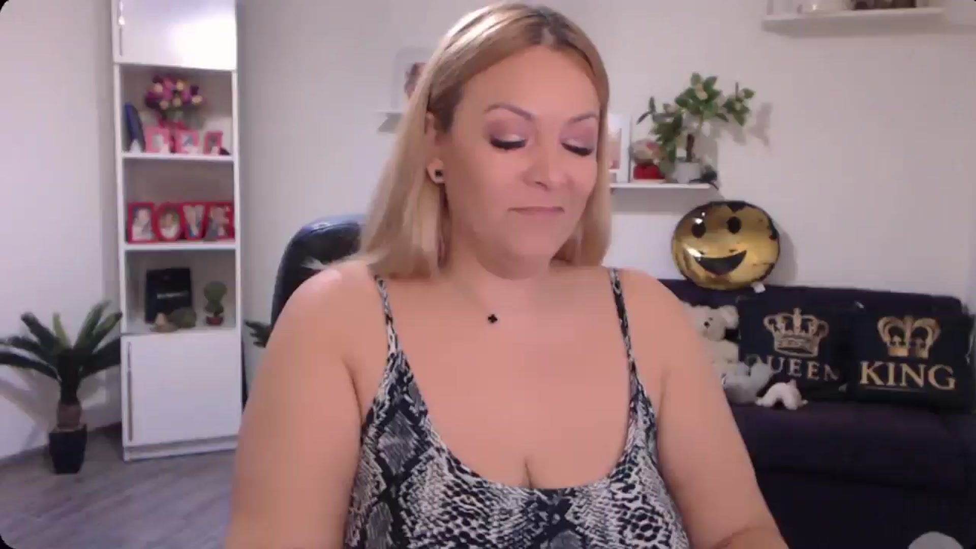 Gallery image thumbnail from A_baby_Boo's myfreecams stream on, 11/15/2024, 18:46 image 5 of 20