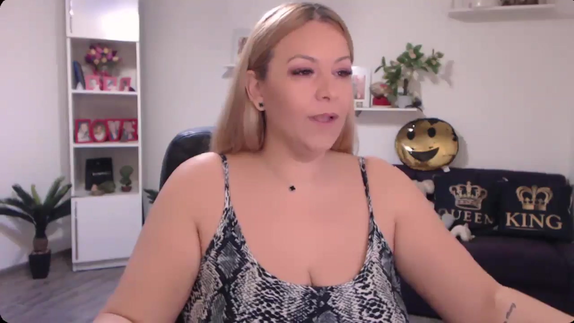 Gallery image thumbnail from A_baby_Boo's myfreecams stream on, 11/15/2024, 18:46 image 6 of 20