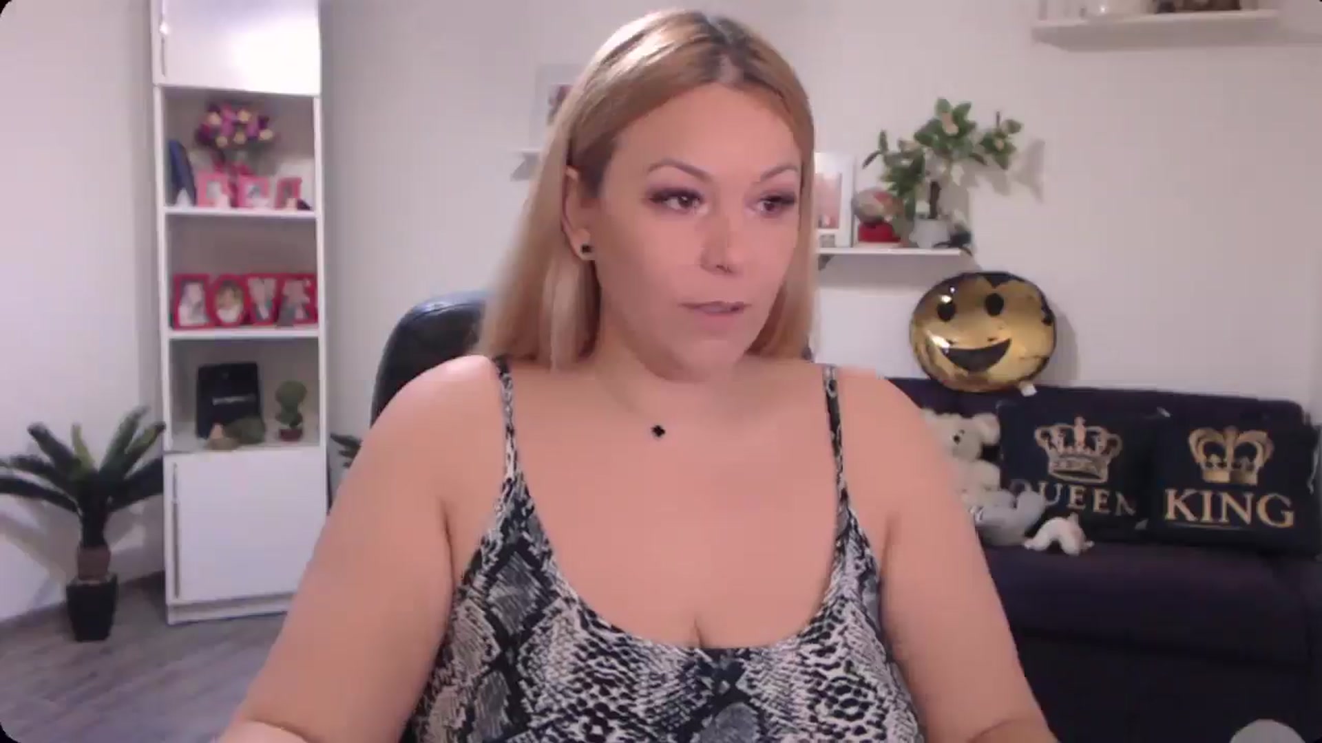 Gallery image thumbnail from A_baby_Boo's myfreecams stream on, 11/15/2024, 18:46 image 7 of 20