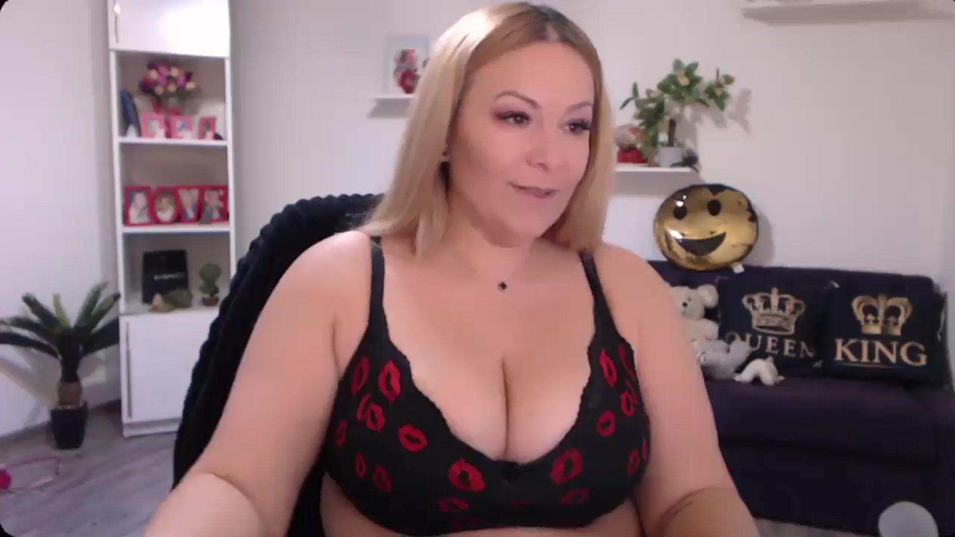 Gallery image thumbnail from A_baby_Boo's myfreecams stream on, 11/16/2024, 19:49 image 10 of 20