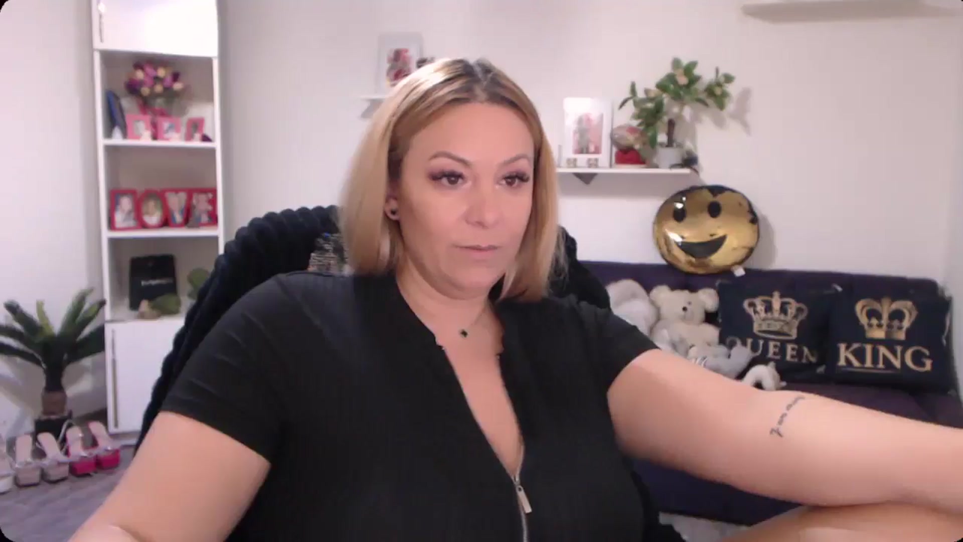 Gallery image thumbnail from A_baby_Boo's myfreecams stream on, 11/16/2024, 21:37 image 12 of 20