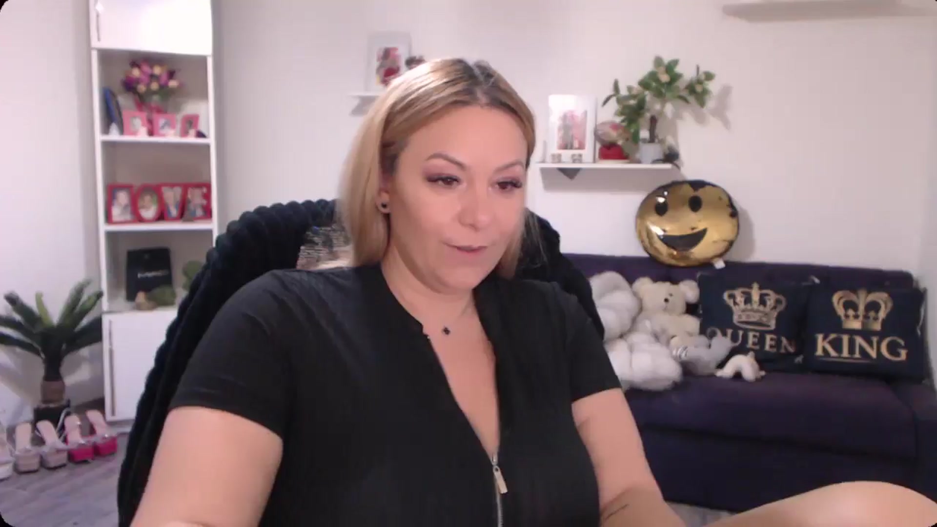 Gallery image thumbnail from A_baby_Boo's myfreecams stream on, 11/16/2024, 21:37 image 15 of 20