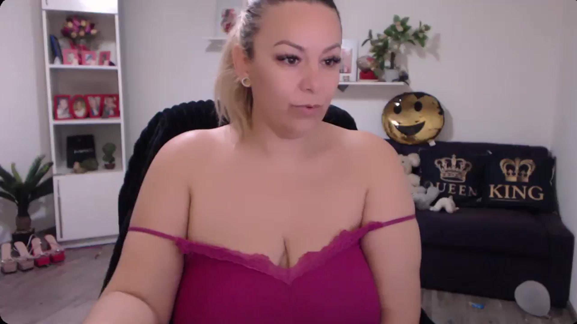 Gallery image thumbnail from A_baby_Boo's myfreecams stream on, 11/17/2024, 11:45 image 12 of 20