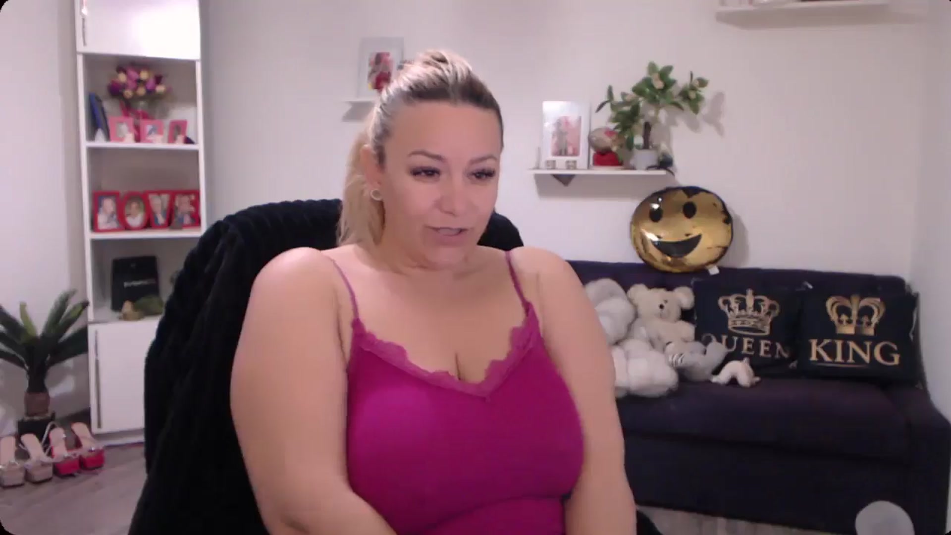 Gallery image thumbnail from A_baby_Boo's myfreecams stream on, 11/17/2024, 11:45 image 5 of 20