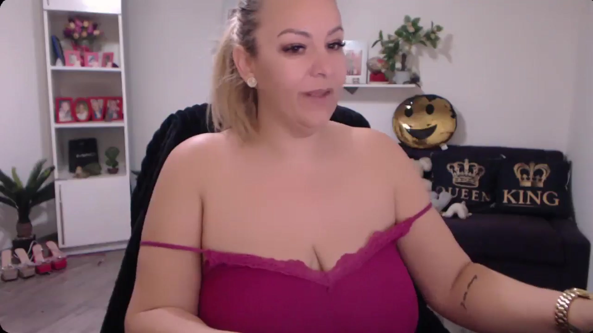 Gallery image thumbnail from A_baby_Boo's myfreecams stream on, 11/17/2024, 11:45 image 10 of 20
